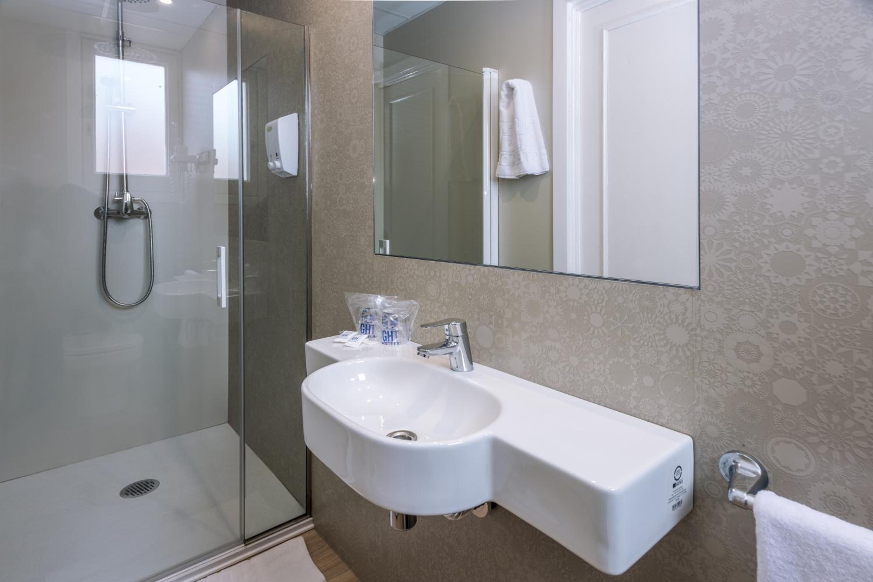 Double or Twin Room with Balcony and Pool View - Photo 7
