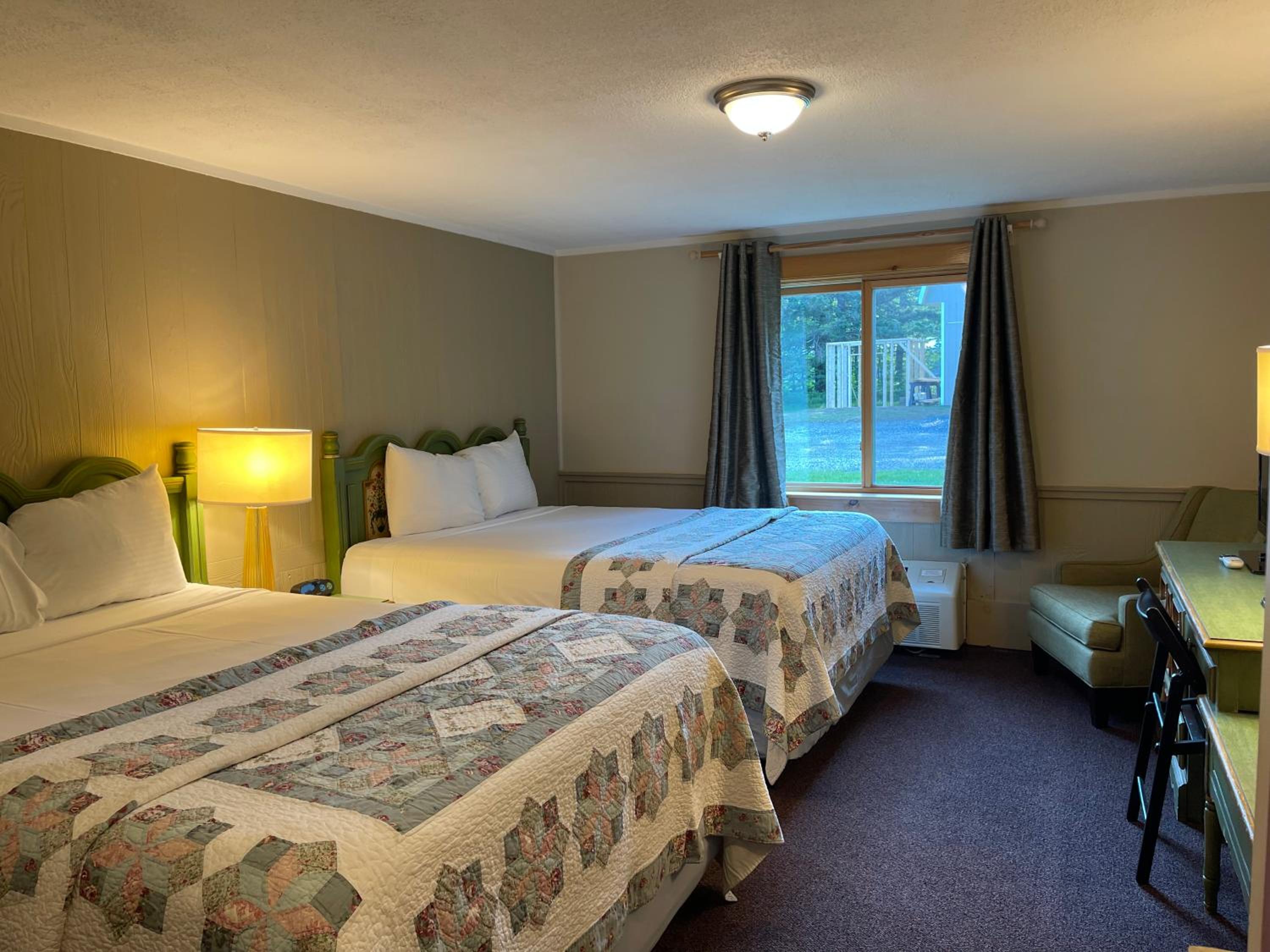 Deluxe Queen Room with Two Queen Beds - Photo 5