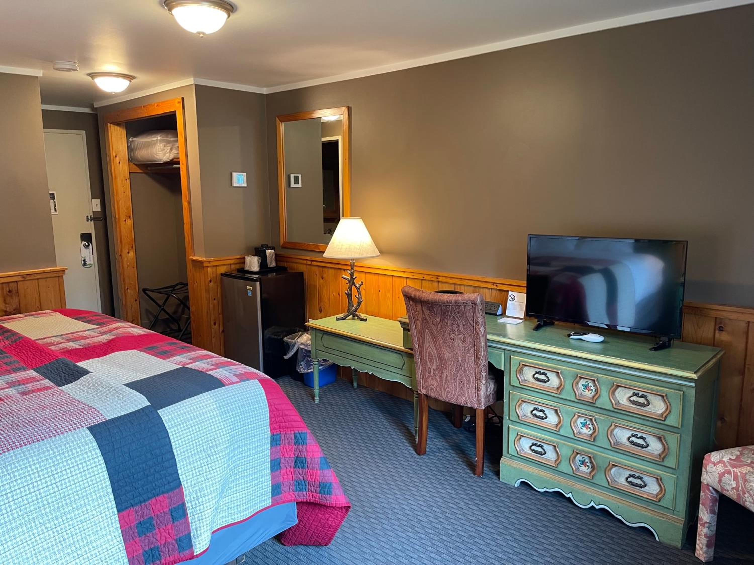 Deluxe King Room - Photo 1