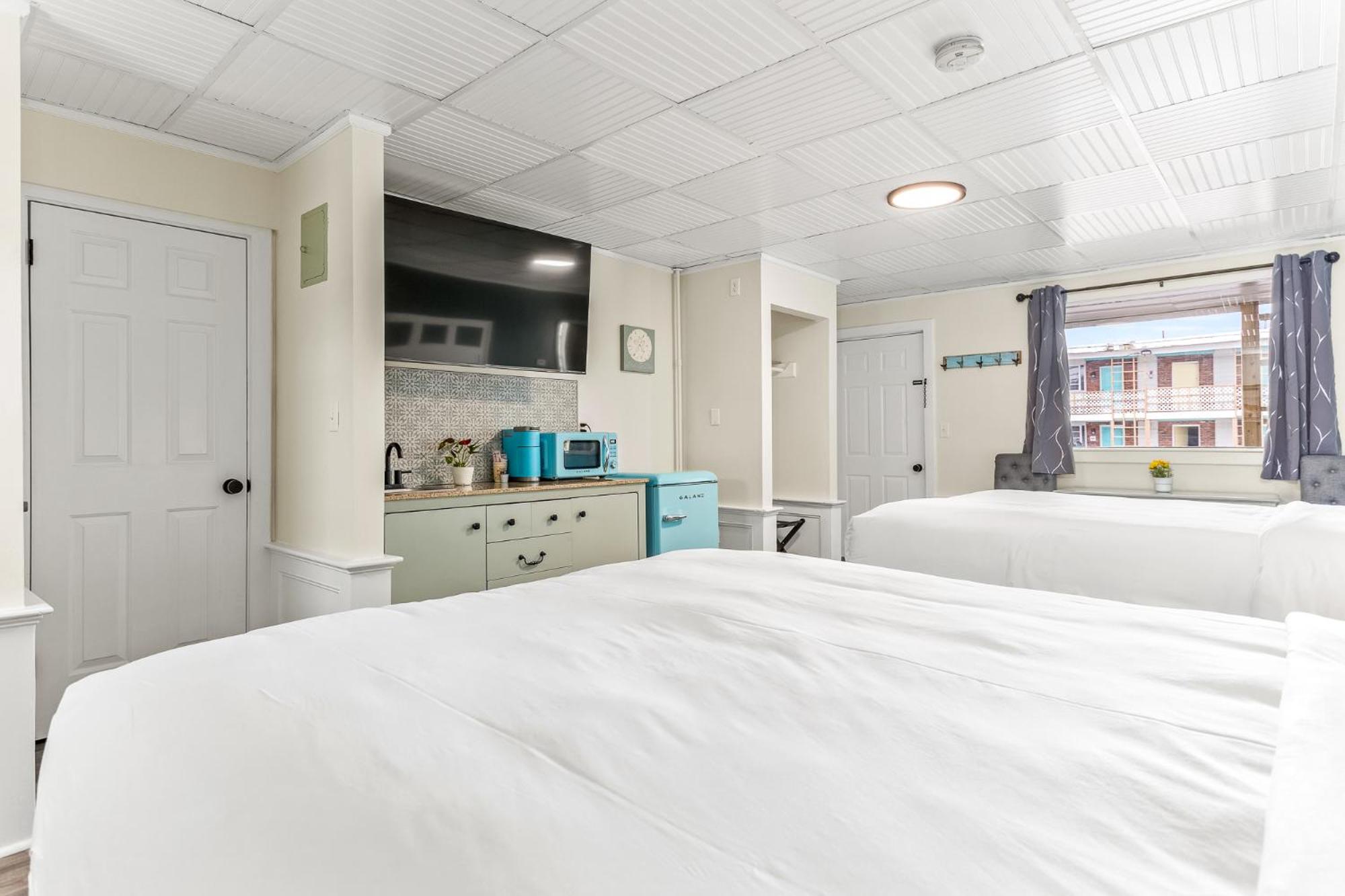 Deluxe Queen Room with Two Queen Beds - Photo 7