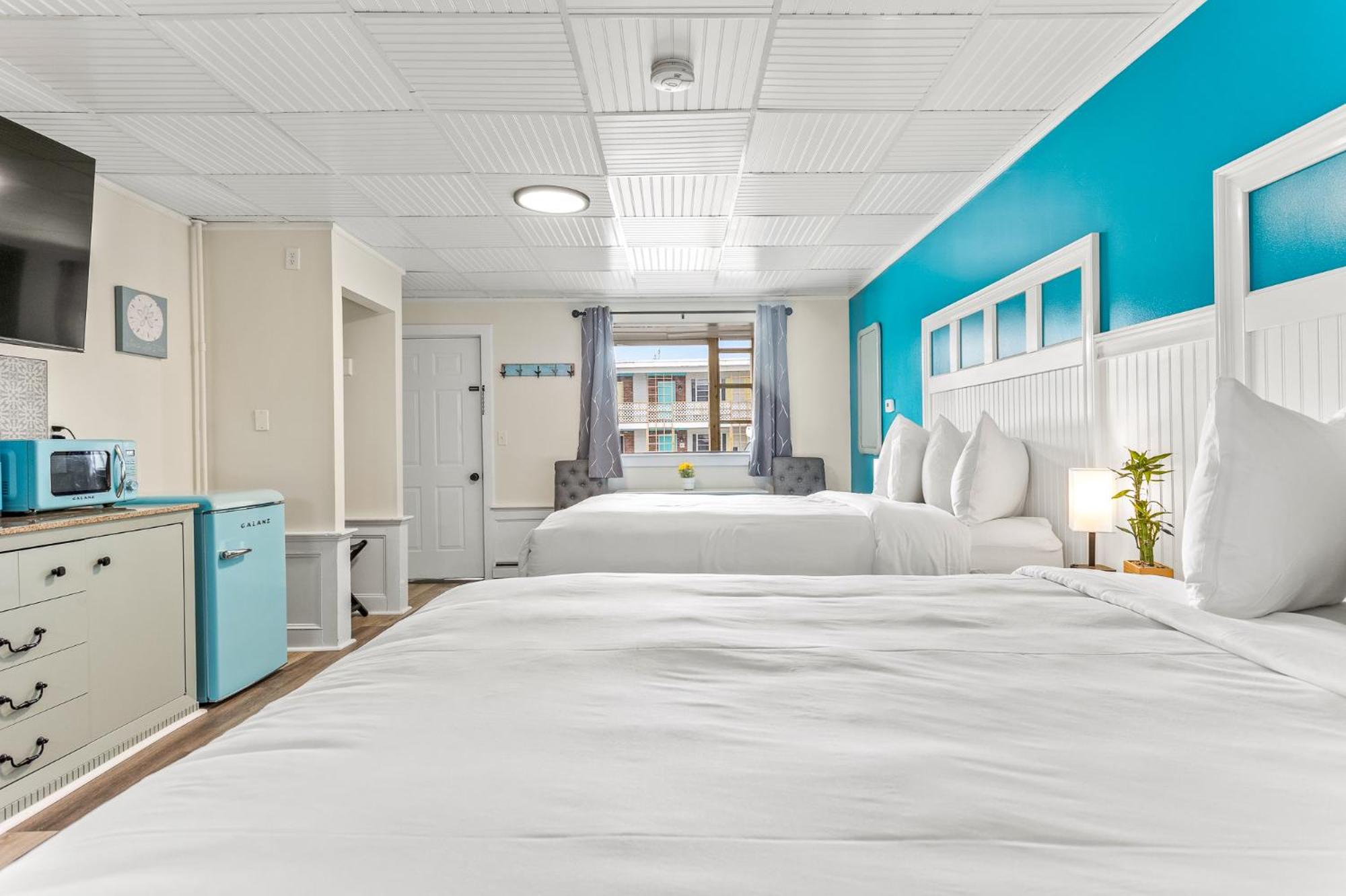 Deluxe Queen Room with Two Queen Beds - Photo 8