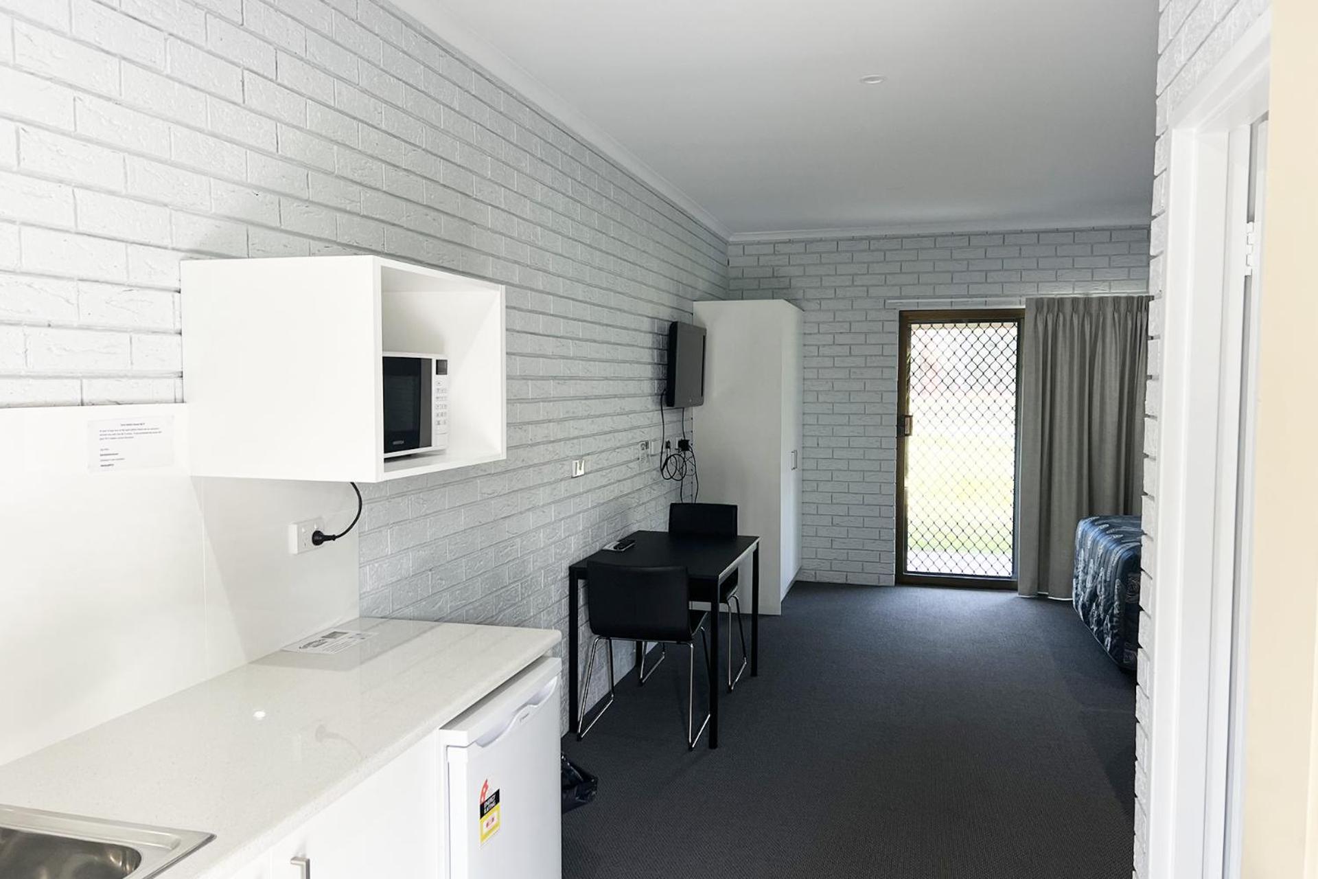 Queen Room with Two Queen Beds - Photo 4