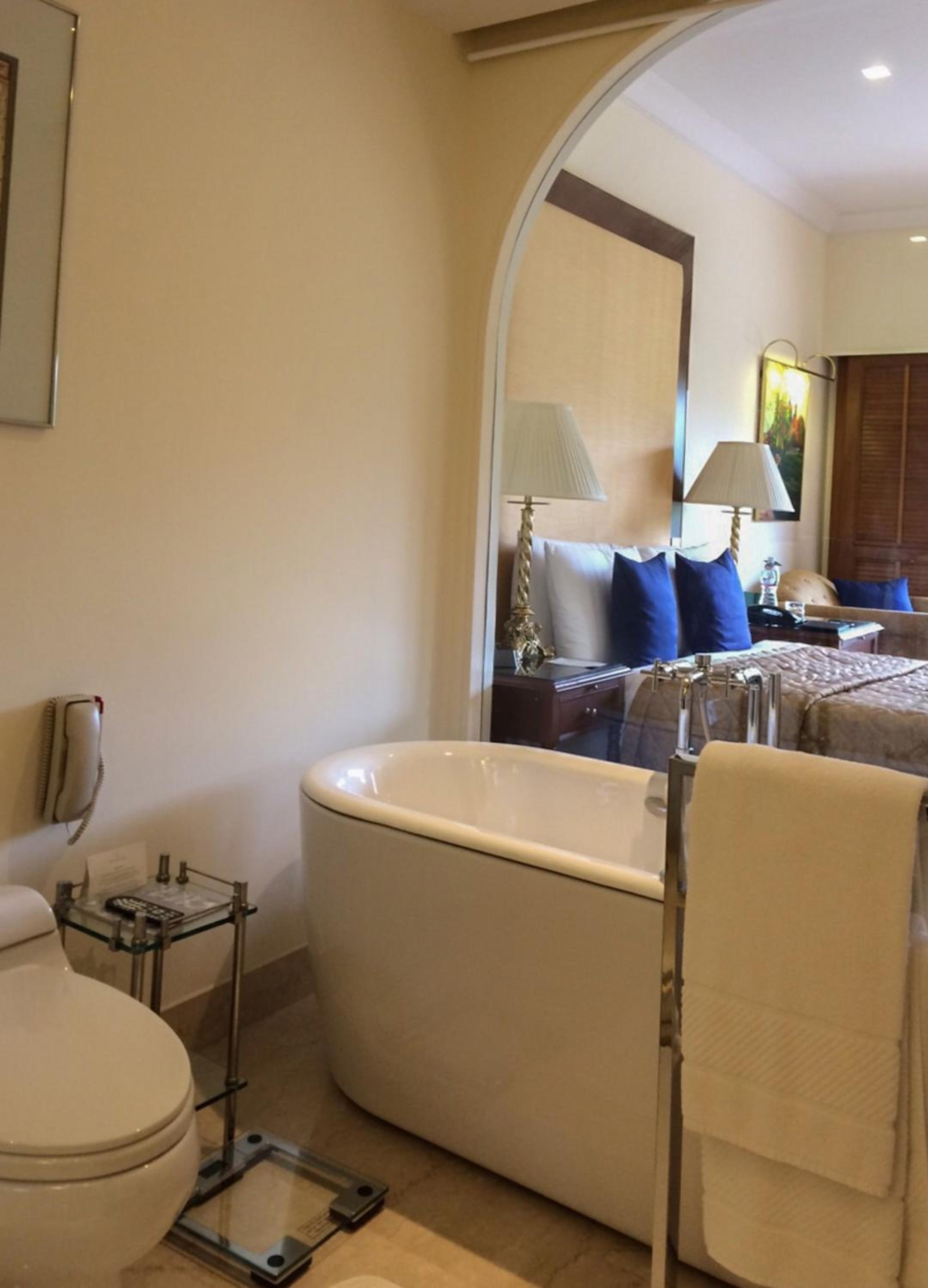 Deluxe Room with Private Balcony - Photo 4