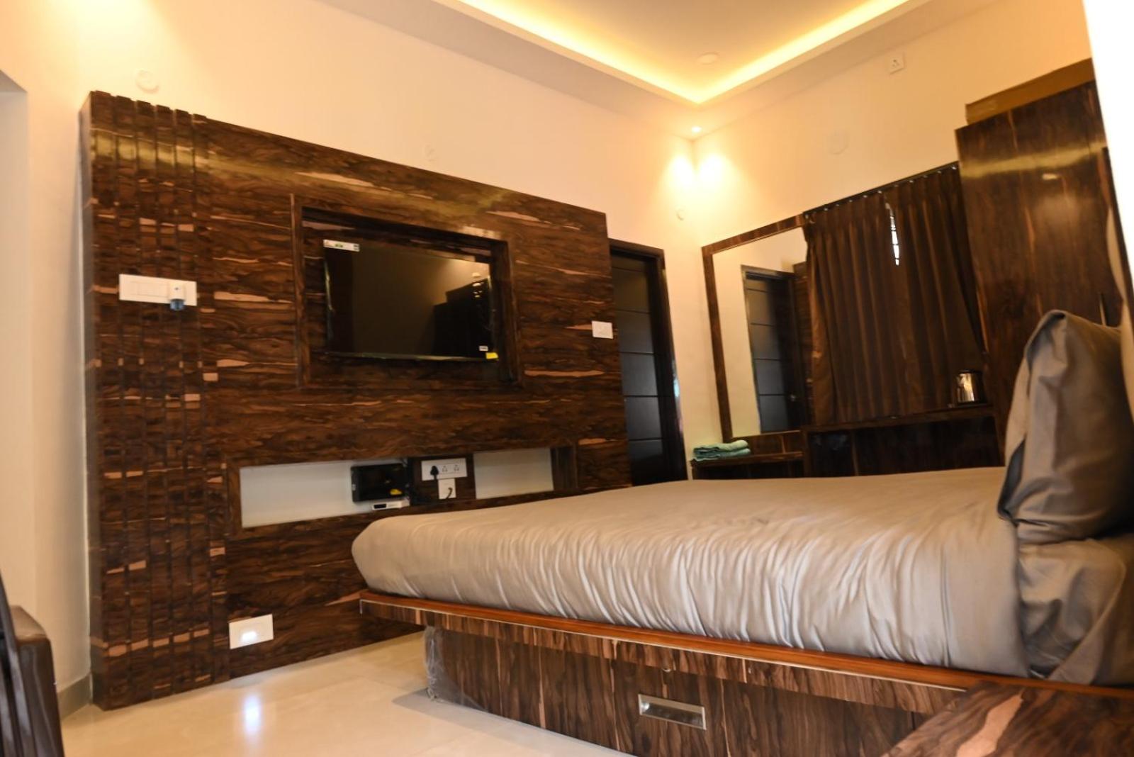 Deluxe Double Room with Extra Bed