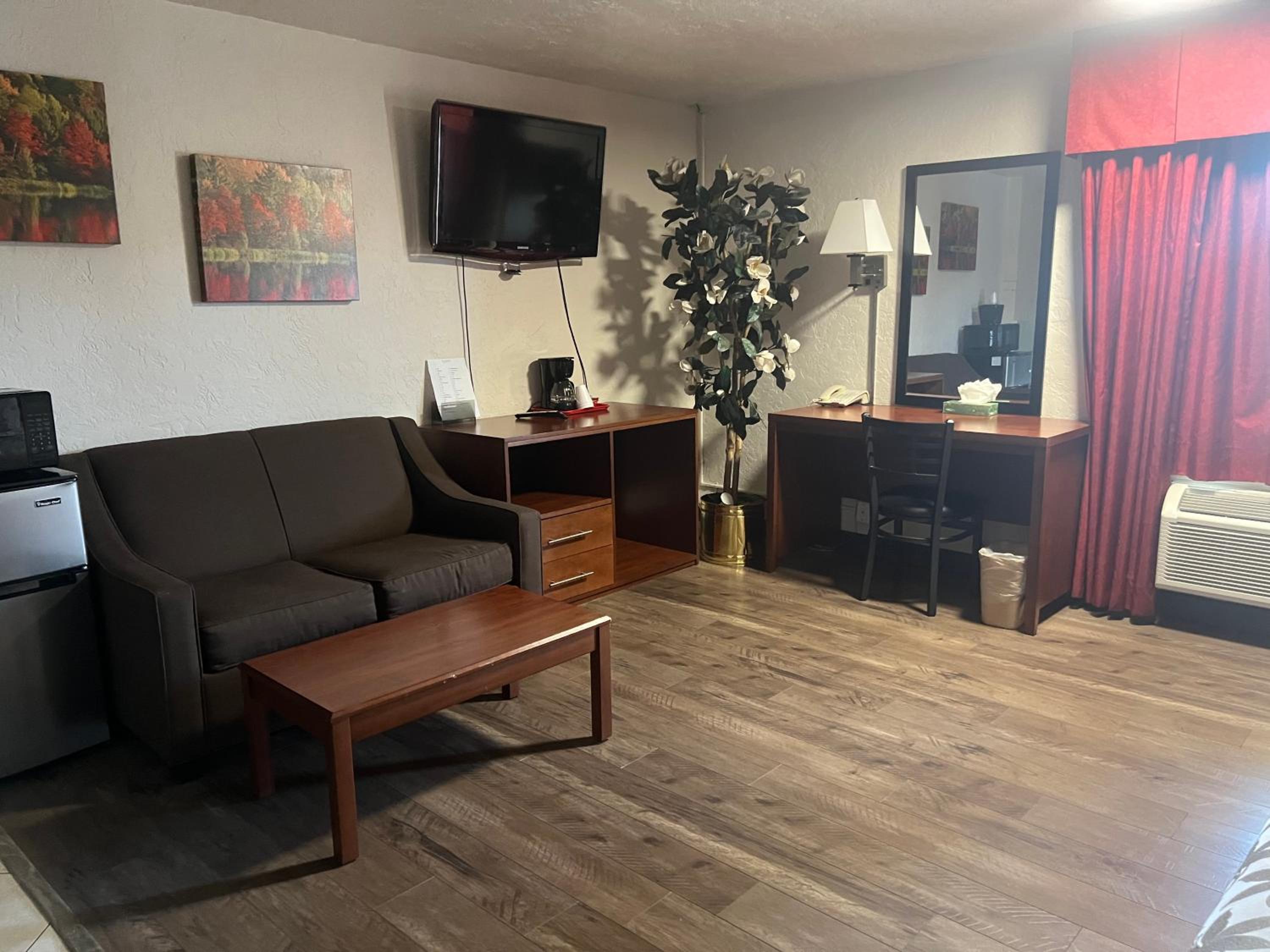 Suite with Hot Tub - Photo 2