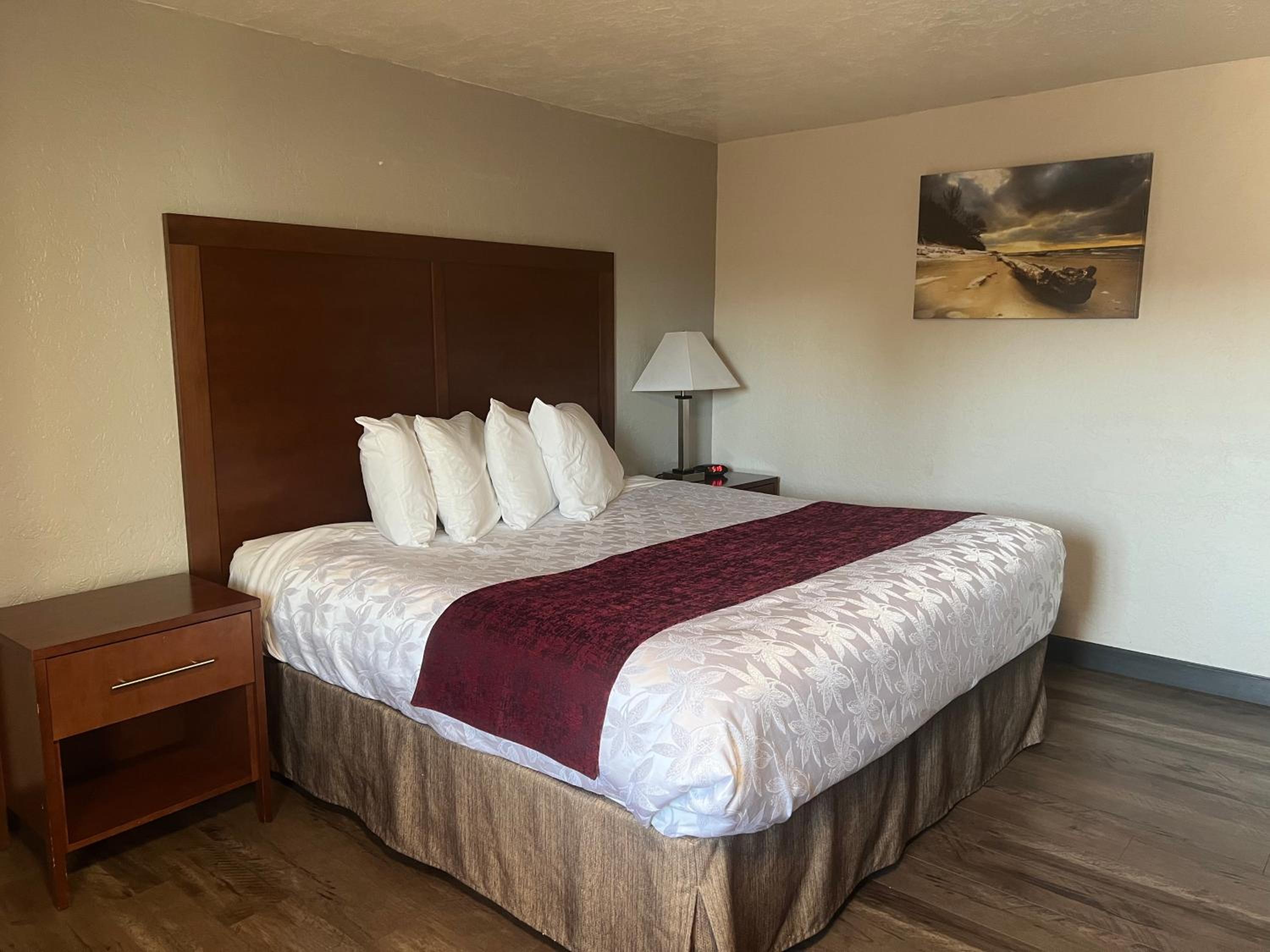 Suite with Hot Tub - Photo 1