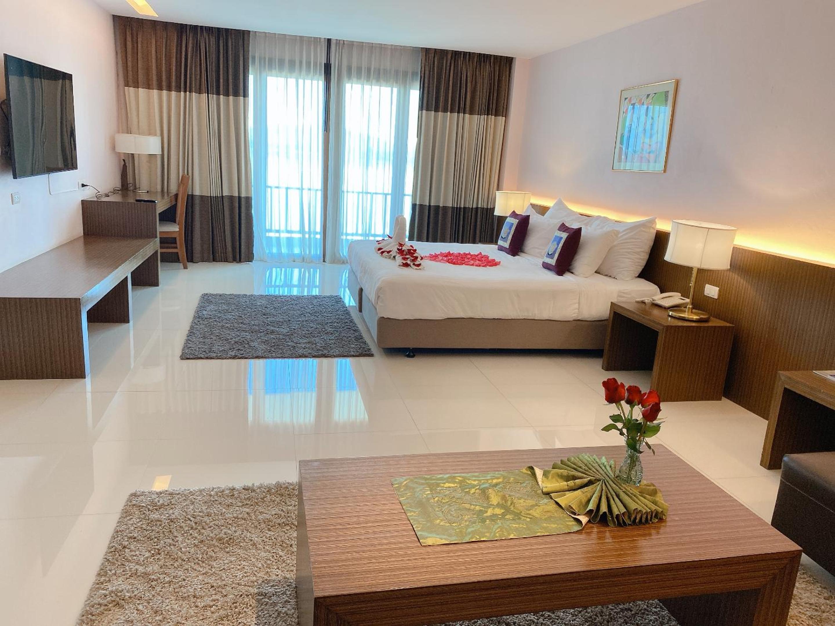 Executive Suite - Photo 16