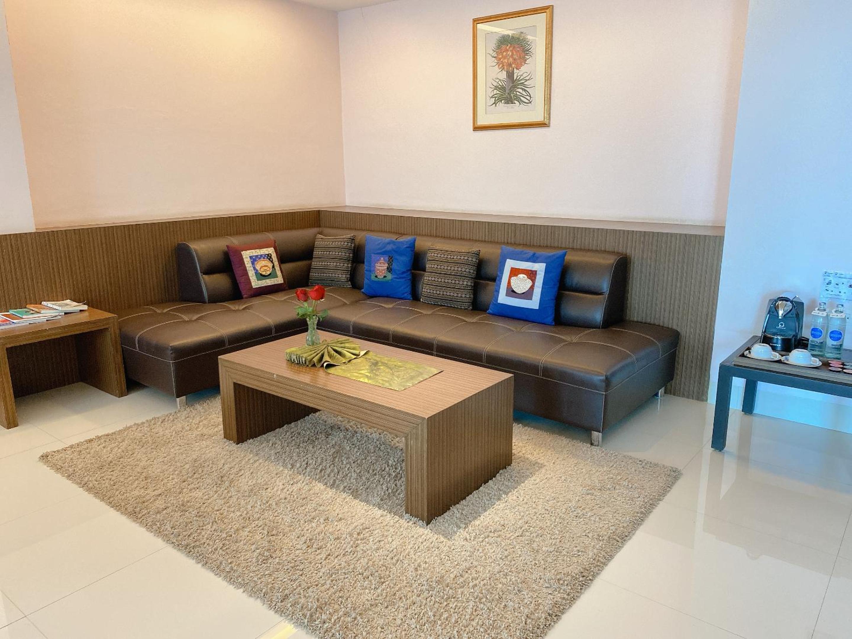Executive Suite - Photo 12