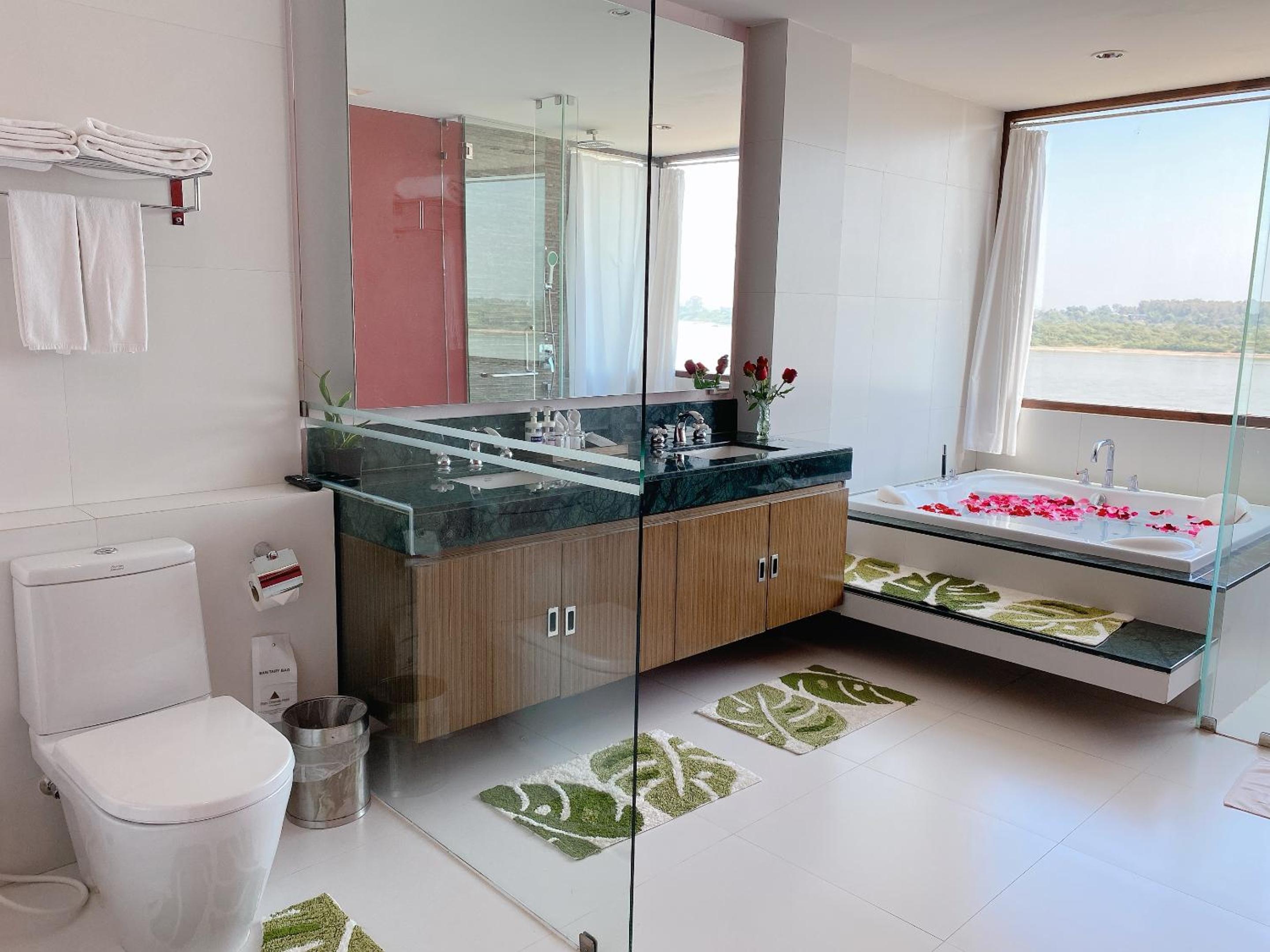 Executive Suite - Photo 18