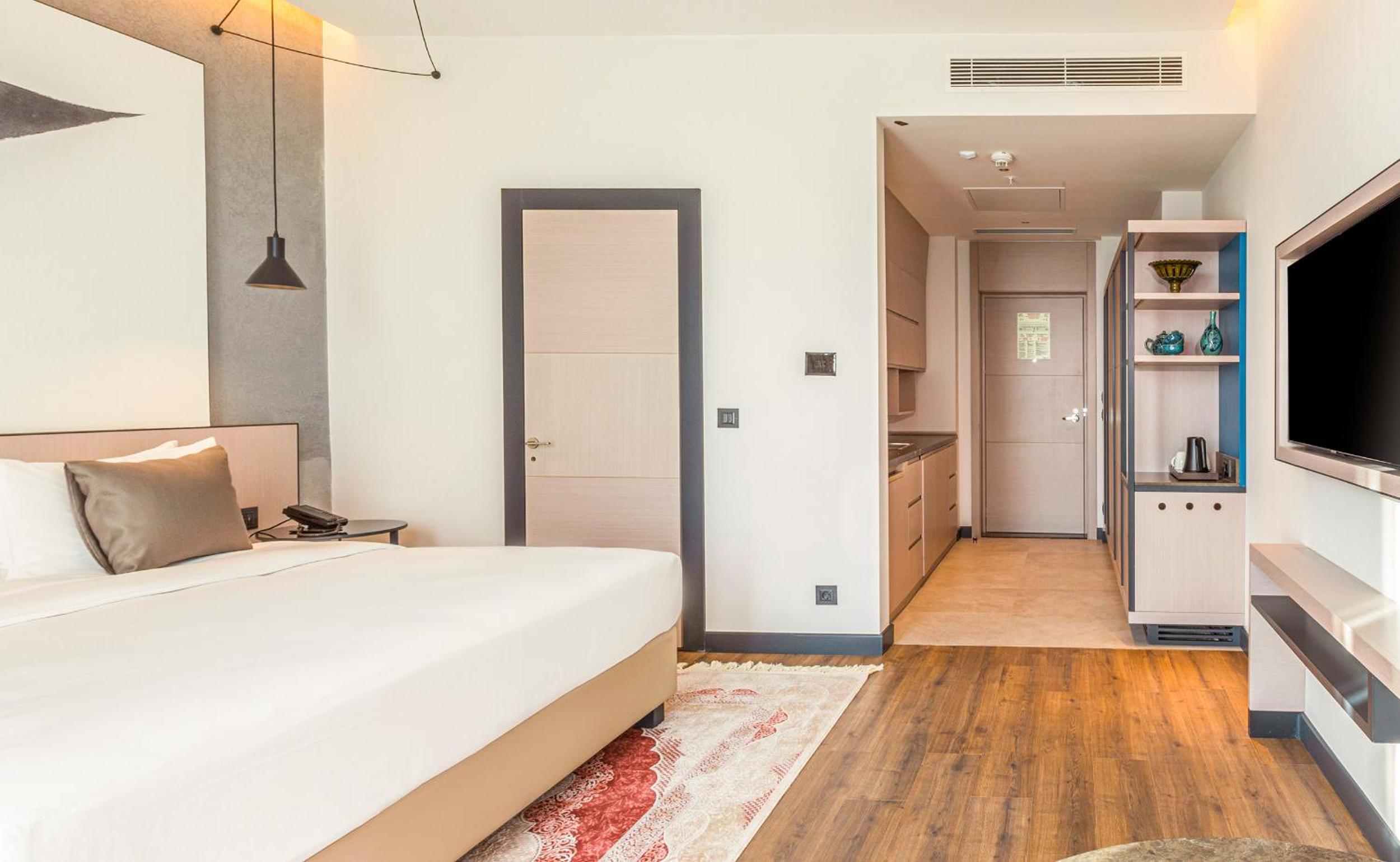 Deluxe King Room with Kitchenette - Photo 5