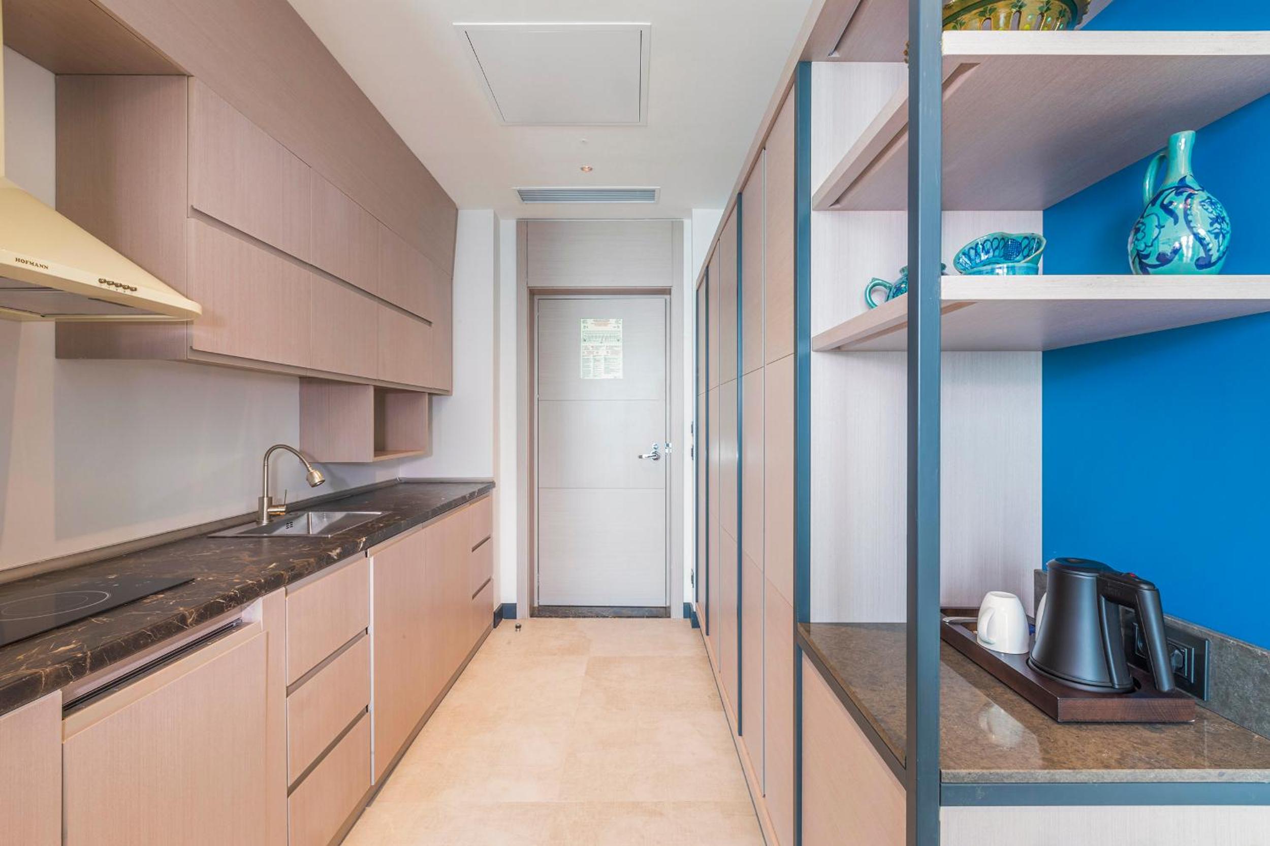 Deluxe King Room with Kitchenette - Photo 3