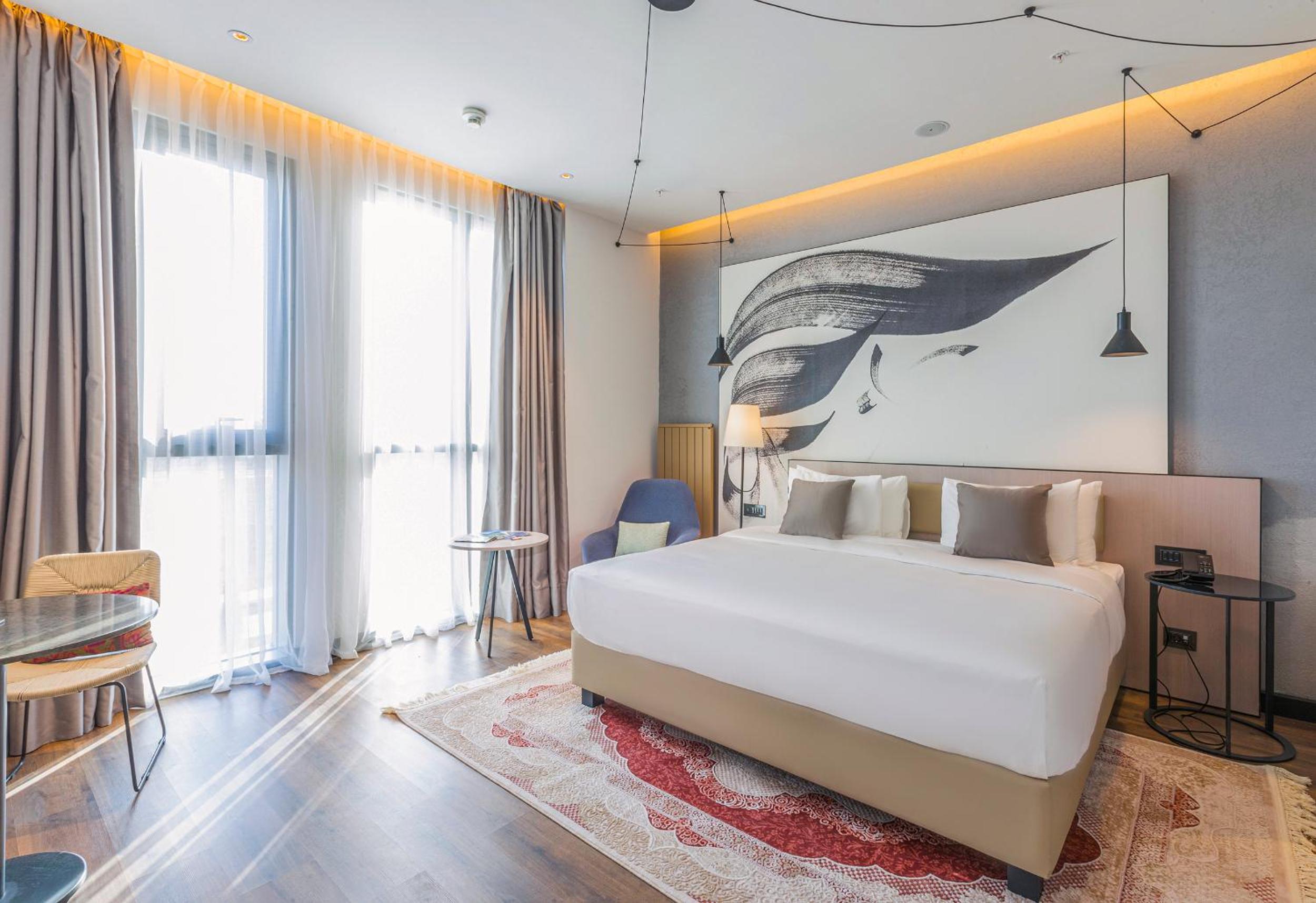 Deluxe King Room with Kitchenette - Photo 2