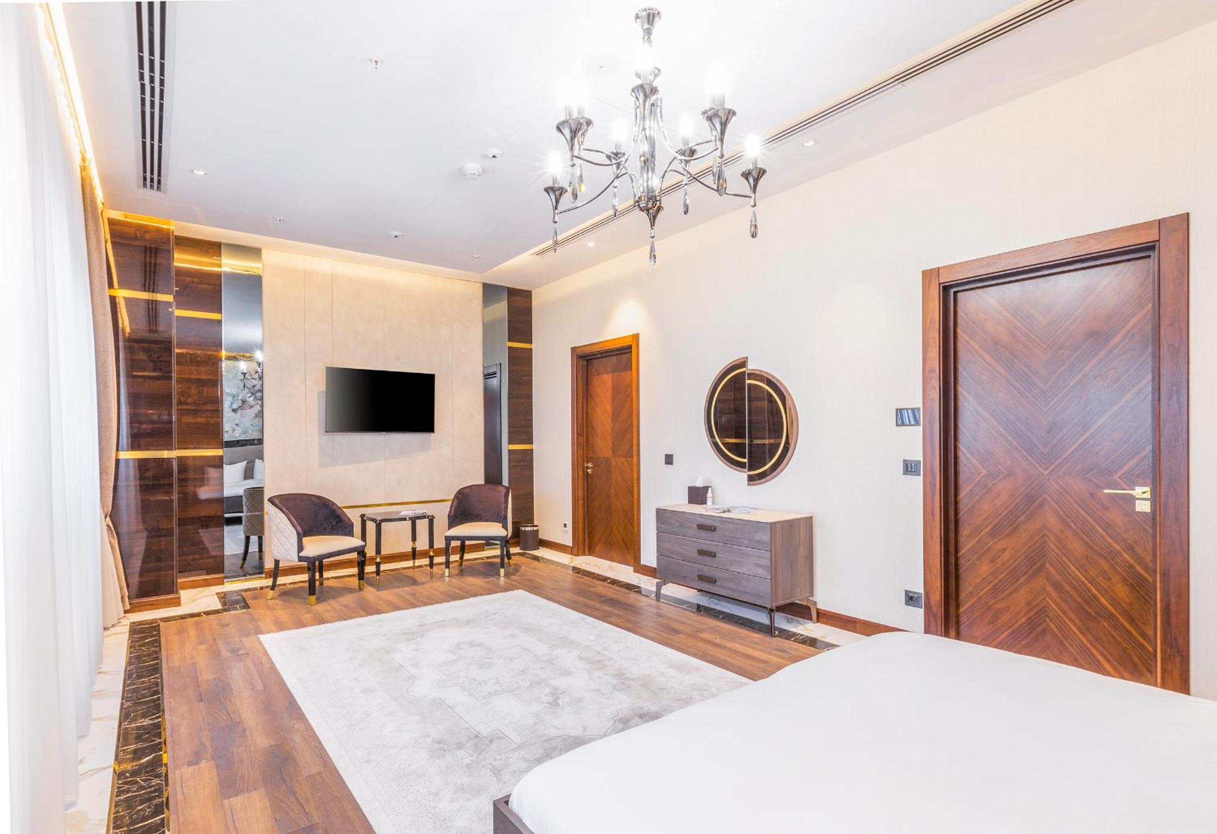 One-Bedroom King Suite - Photo 4
