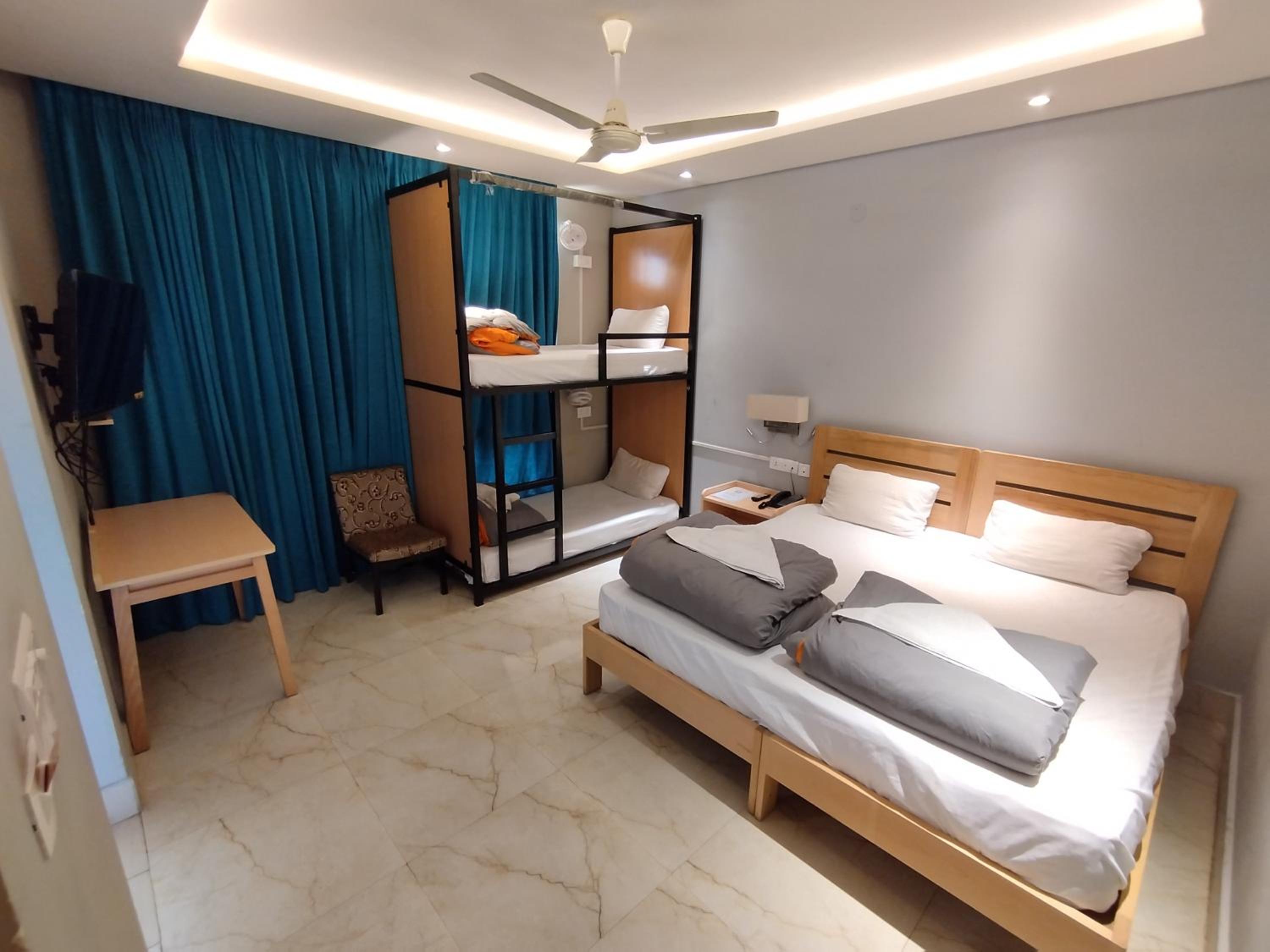 Quadruple Room with Bathroom - Photo 3