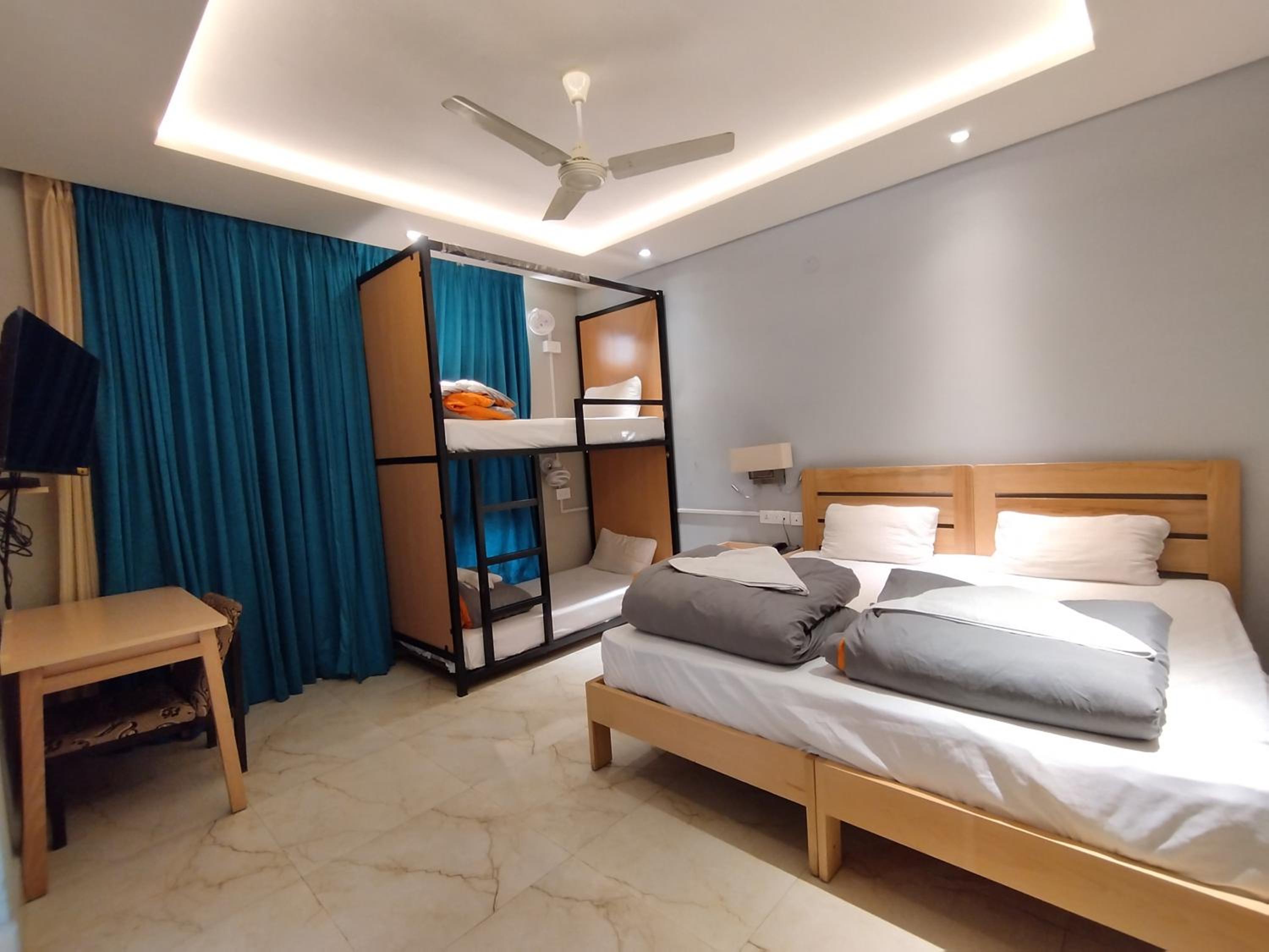 Quadruple Room with Bathroom - Photo 2