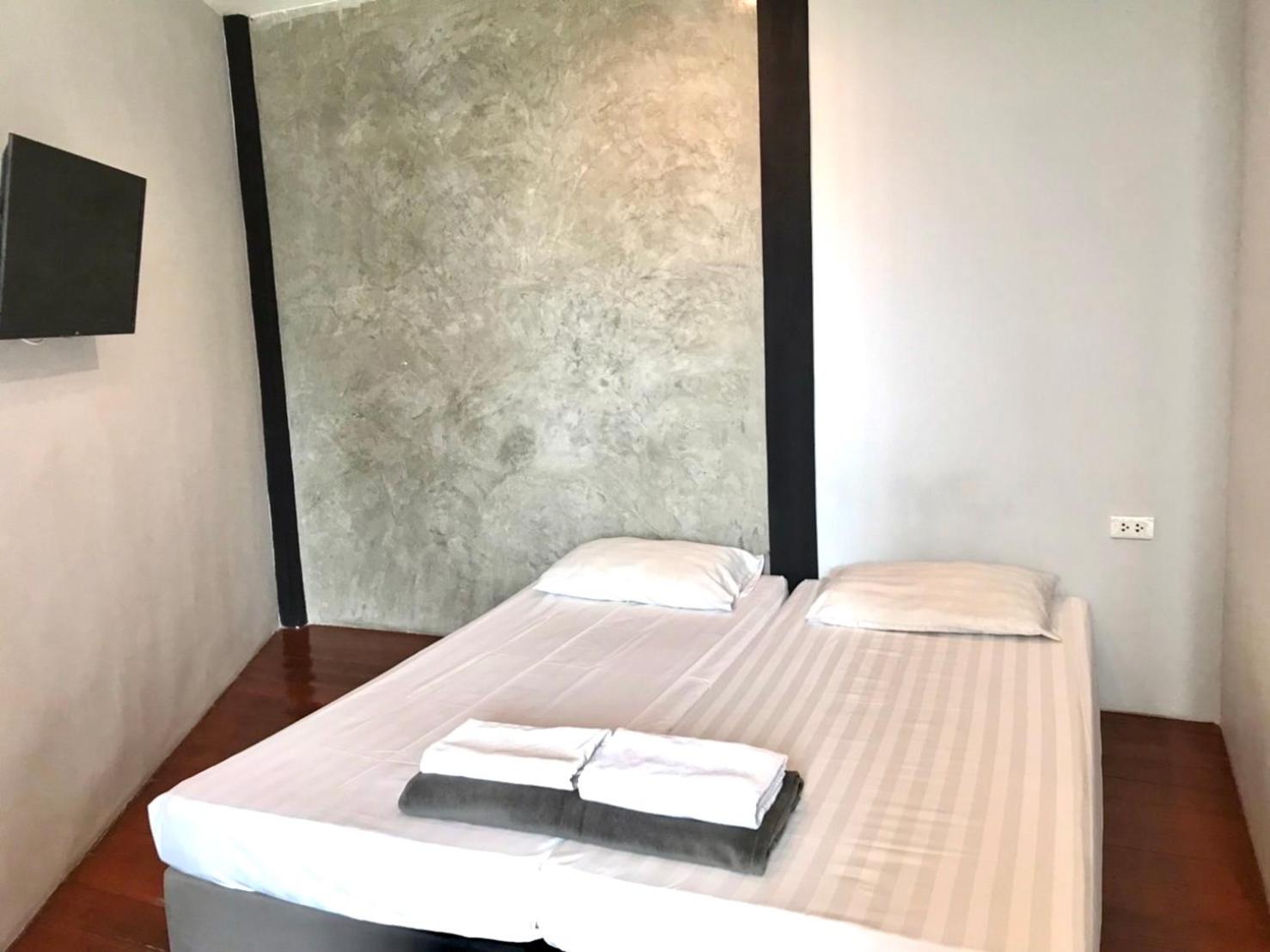 Standard Twin Room with Shared Bathroom photo 3