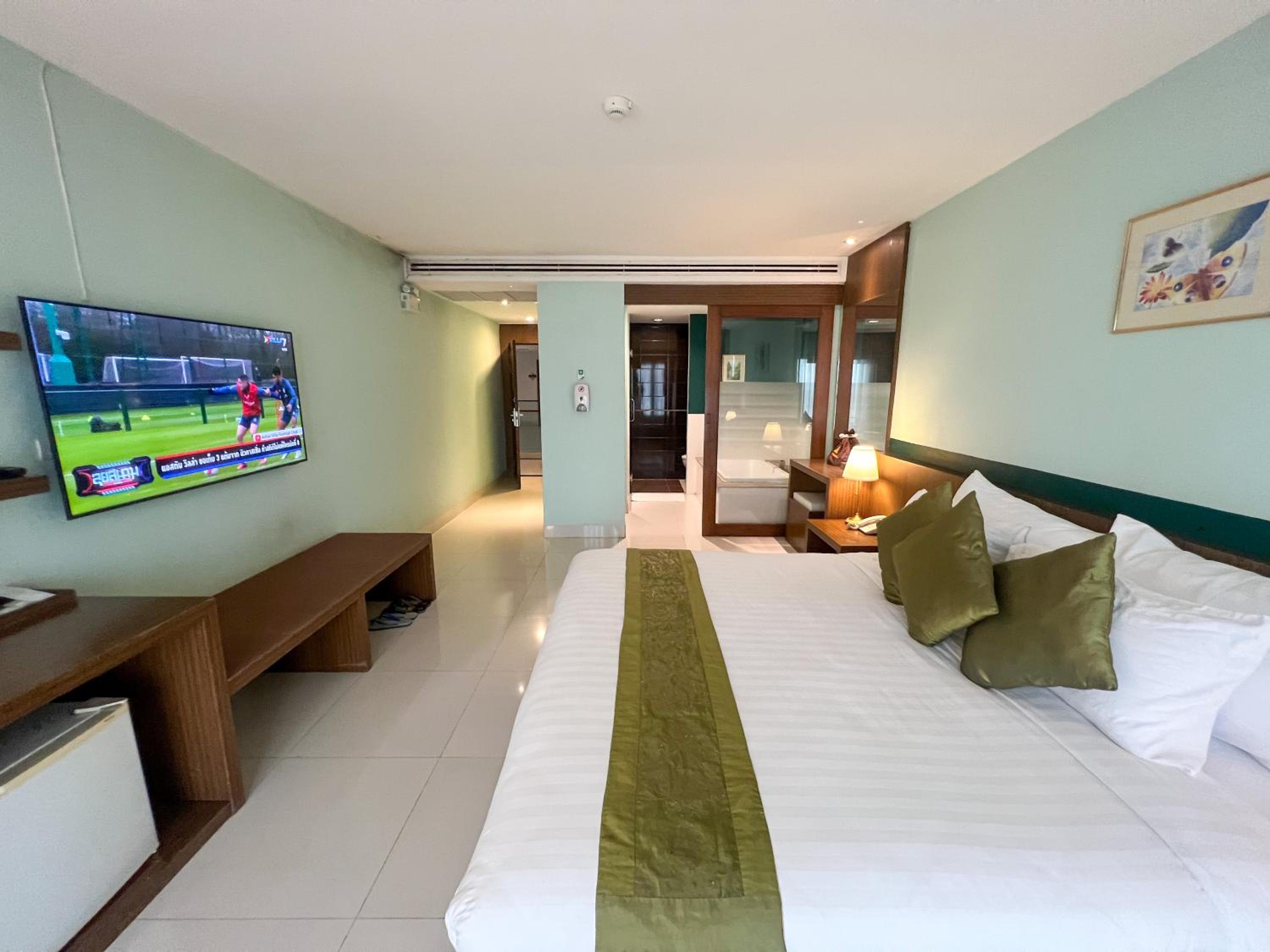 Deluxe Double Room with River View - Photo 8