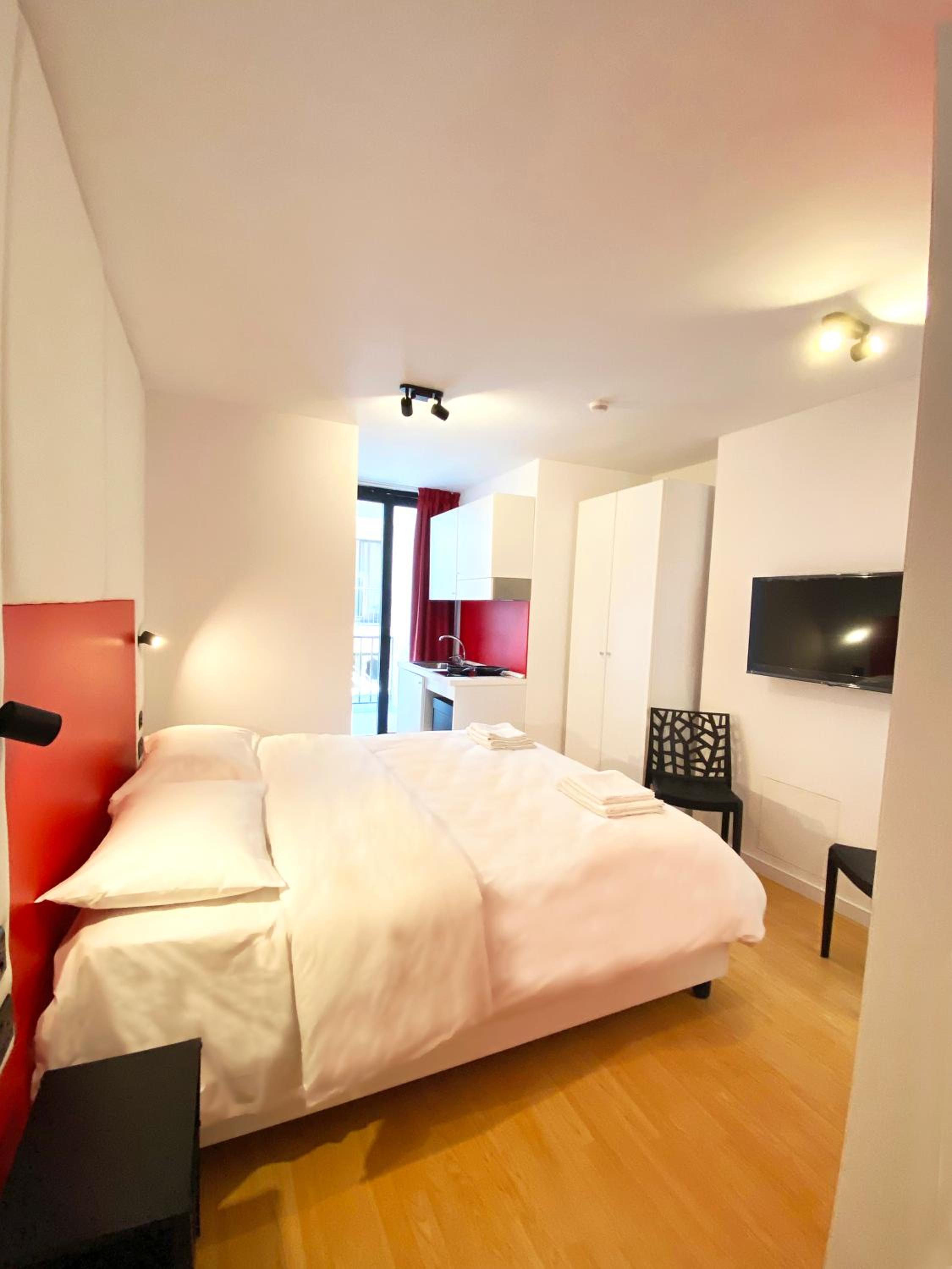 Deluxe King Studio - Photo 2