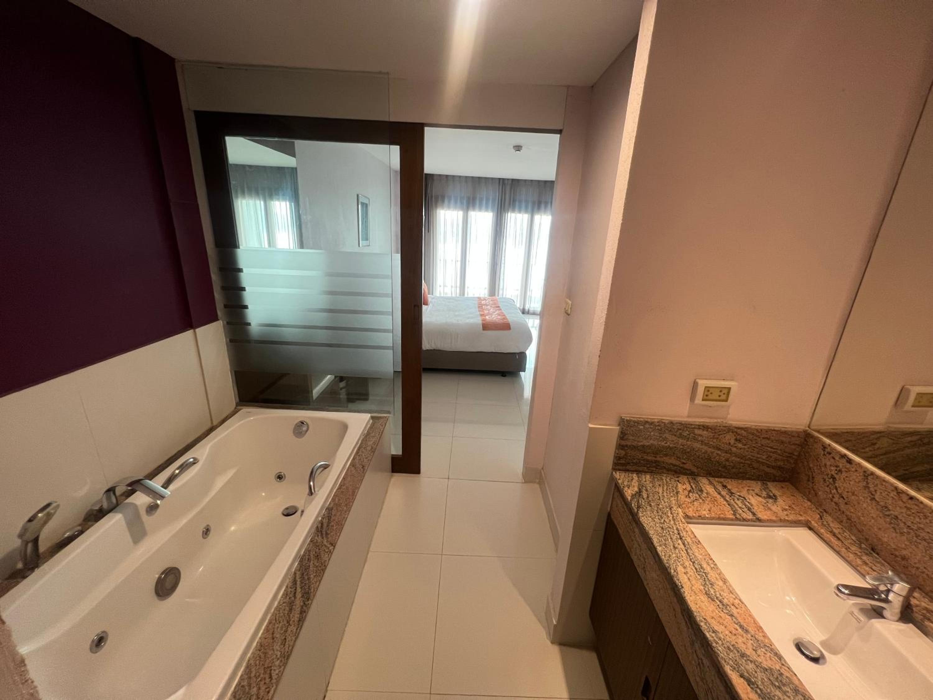 Deluxe Twin Room - Photo 10