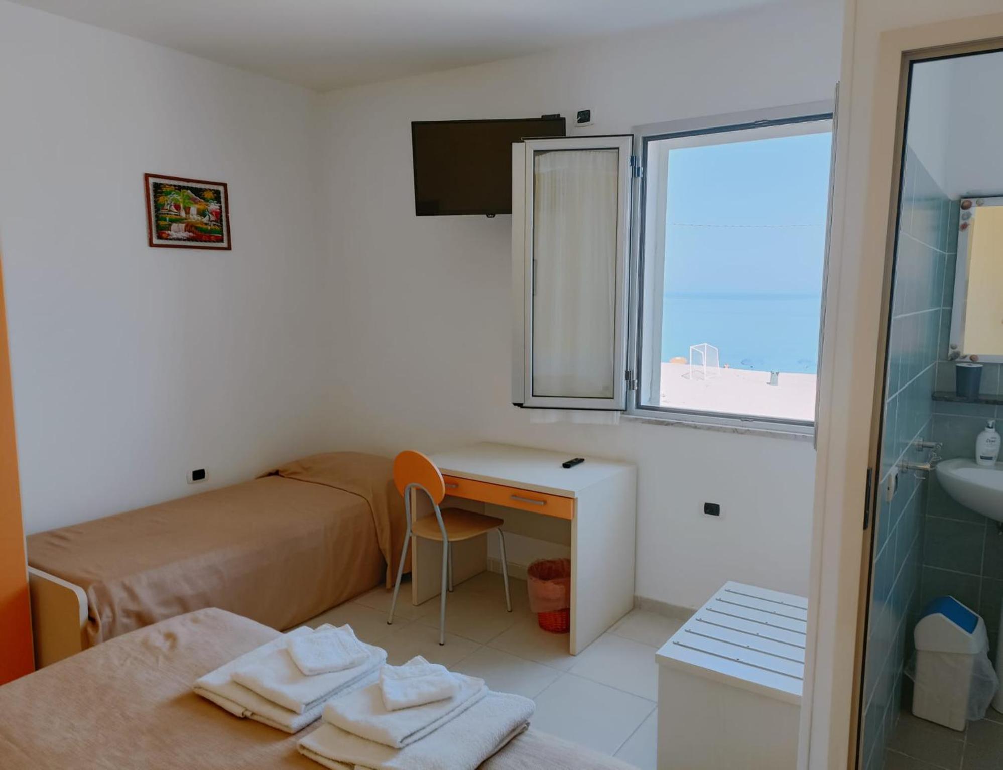Standard Triple Room with Sea View photo 3