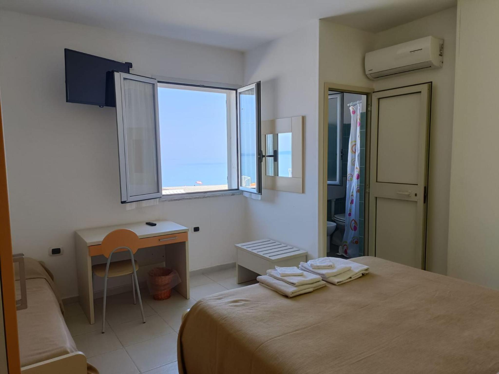 Standard Triple Room with Sea View photo 2