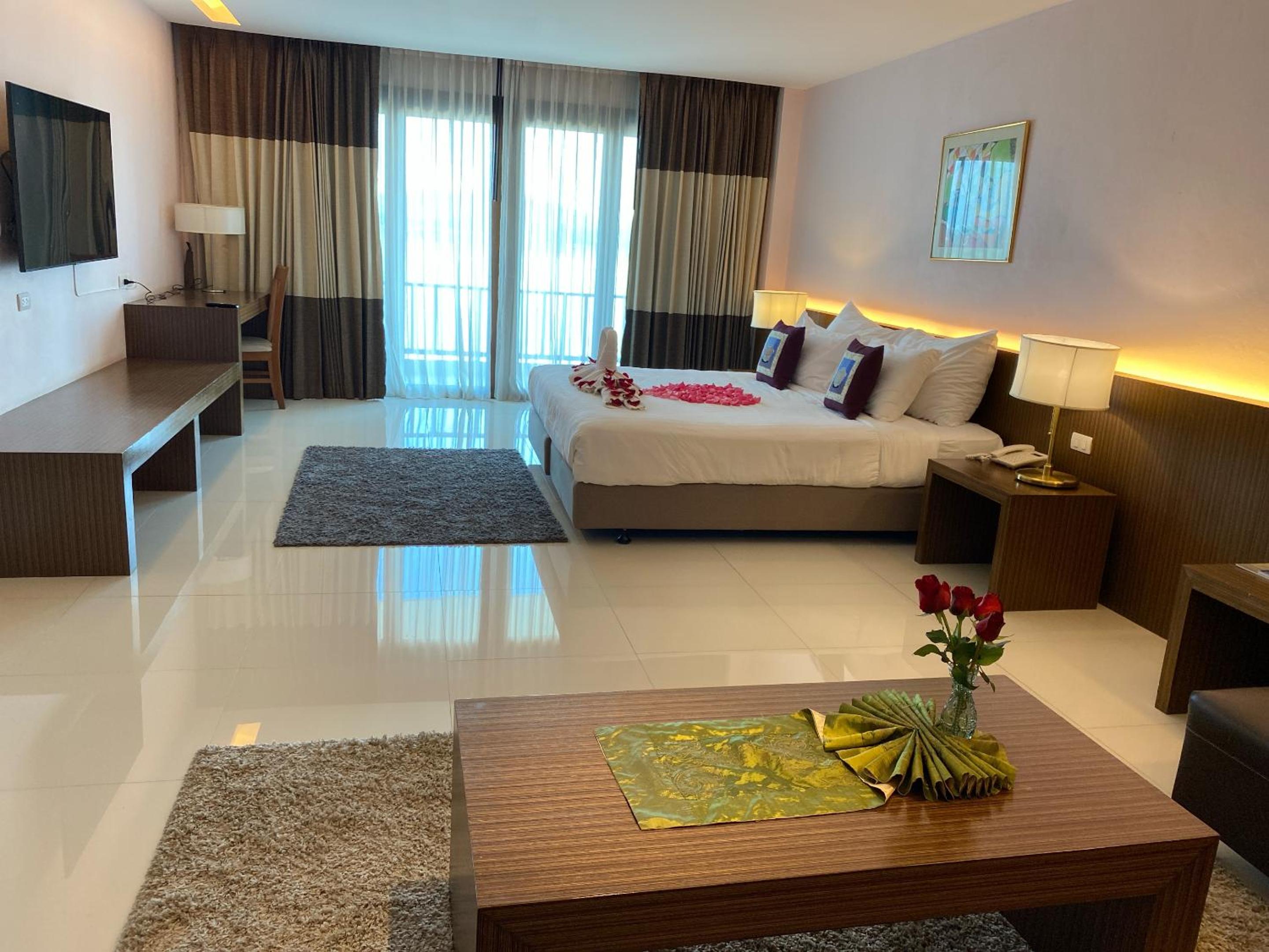 Executive Suite - Photo 14