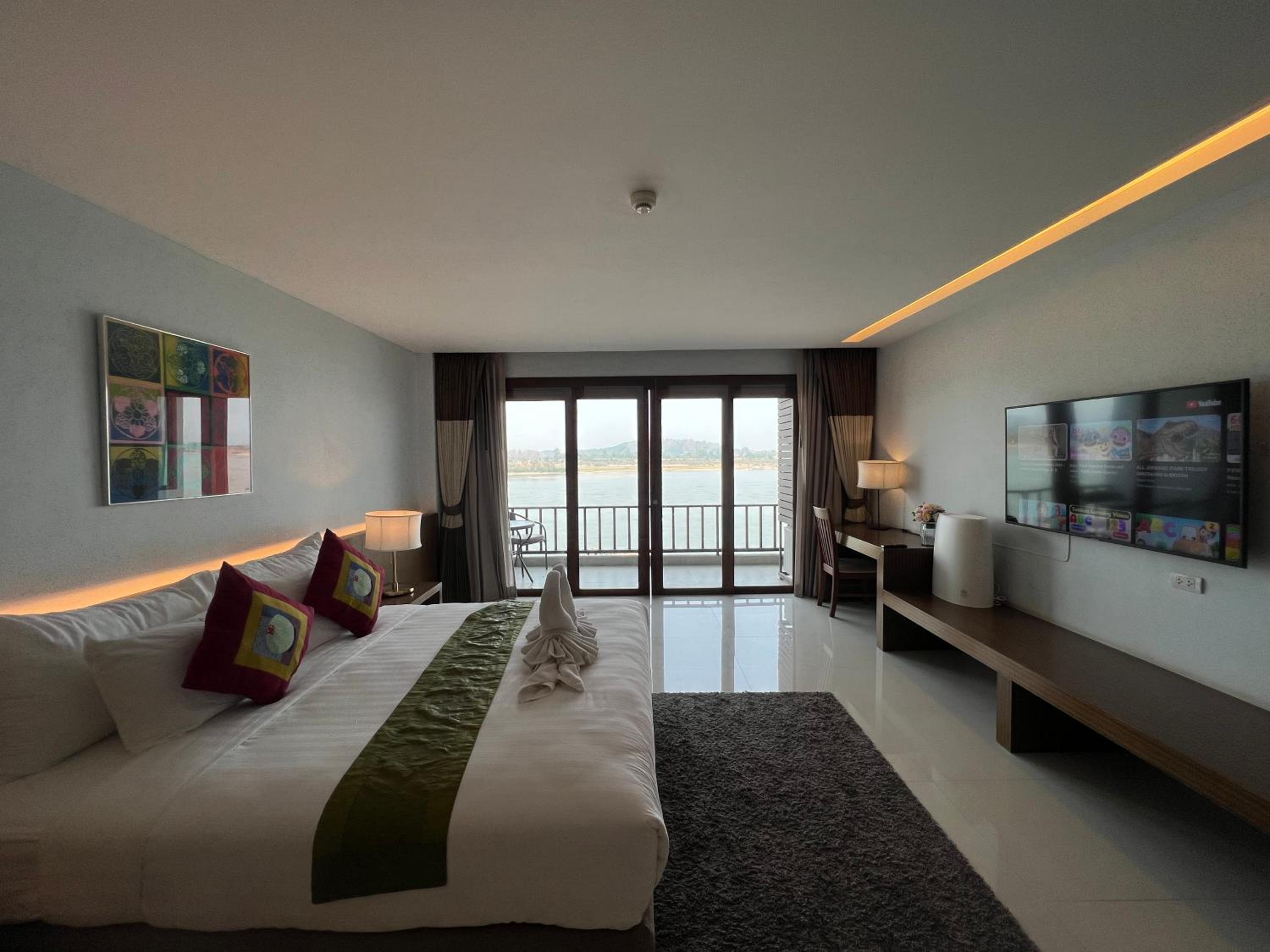 Executive Suite - Photo 13