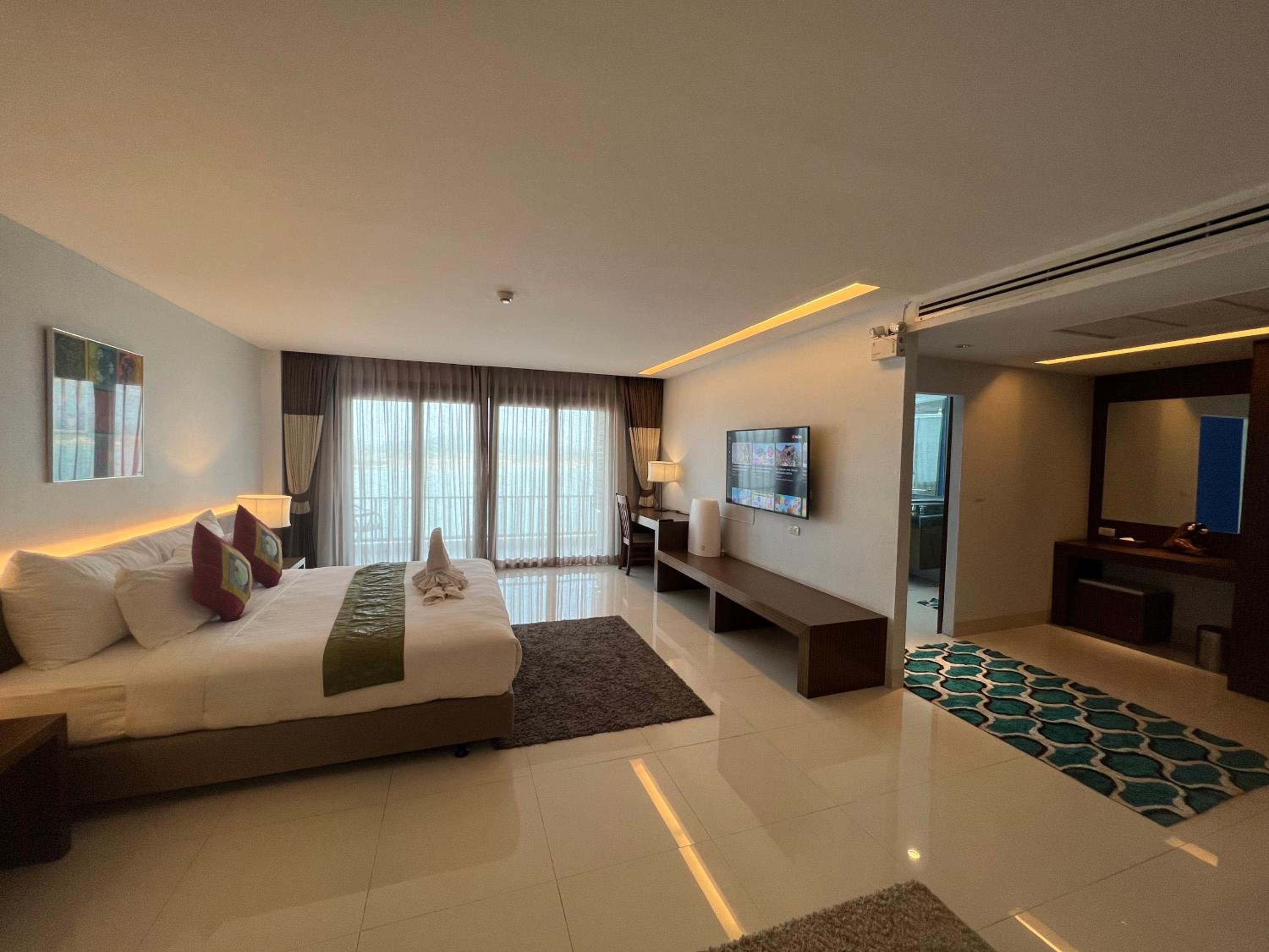 Executive Suite - Photo 11
