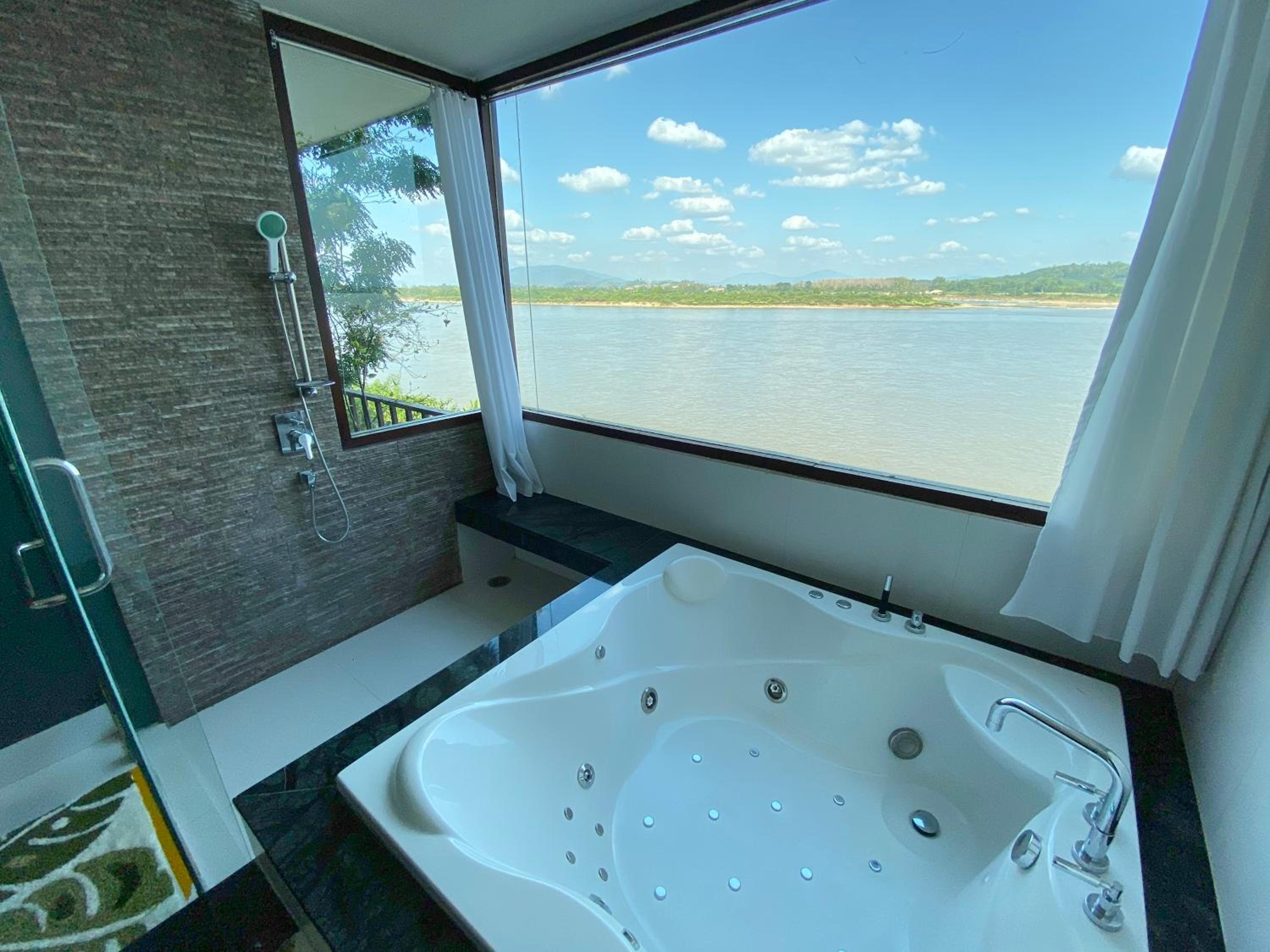 Executive Suite - Photo 9