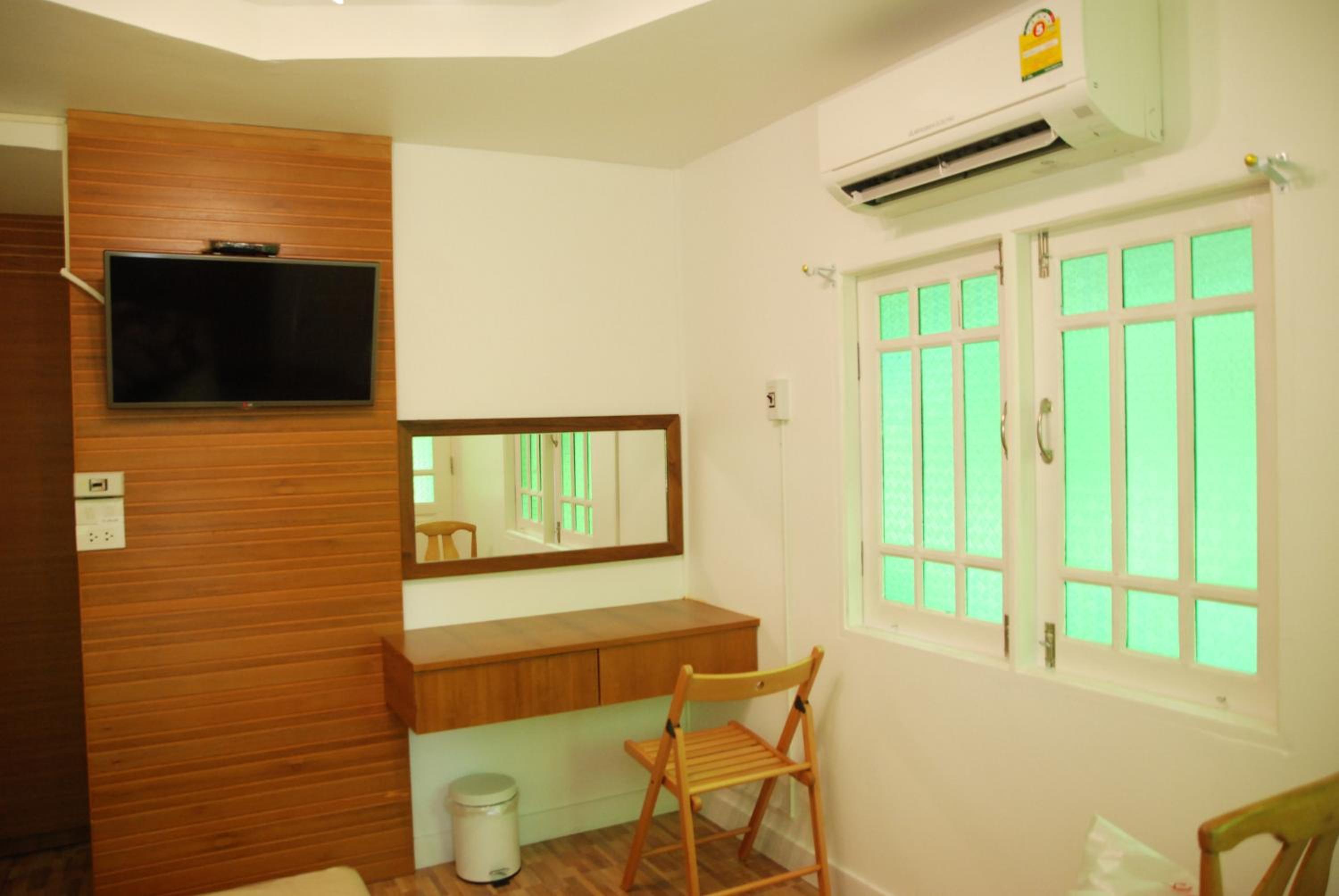 Bungalow with Garden View photo 2