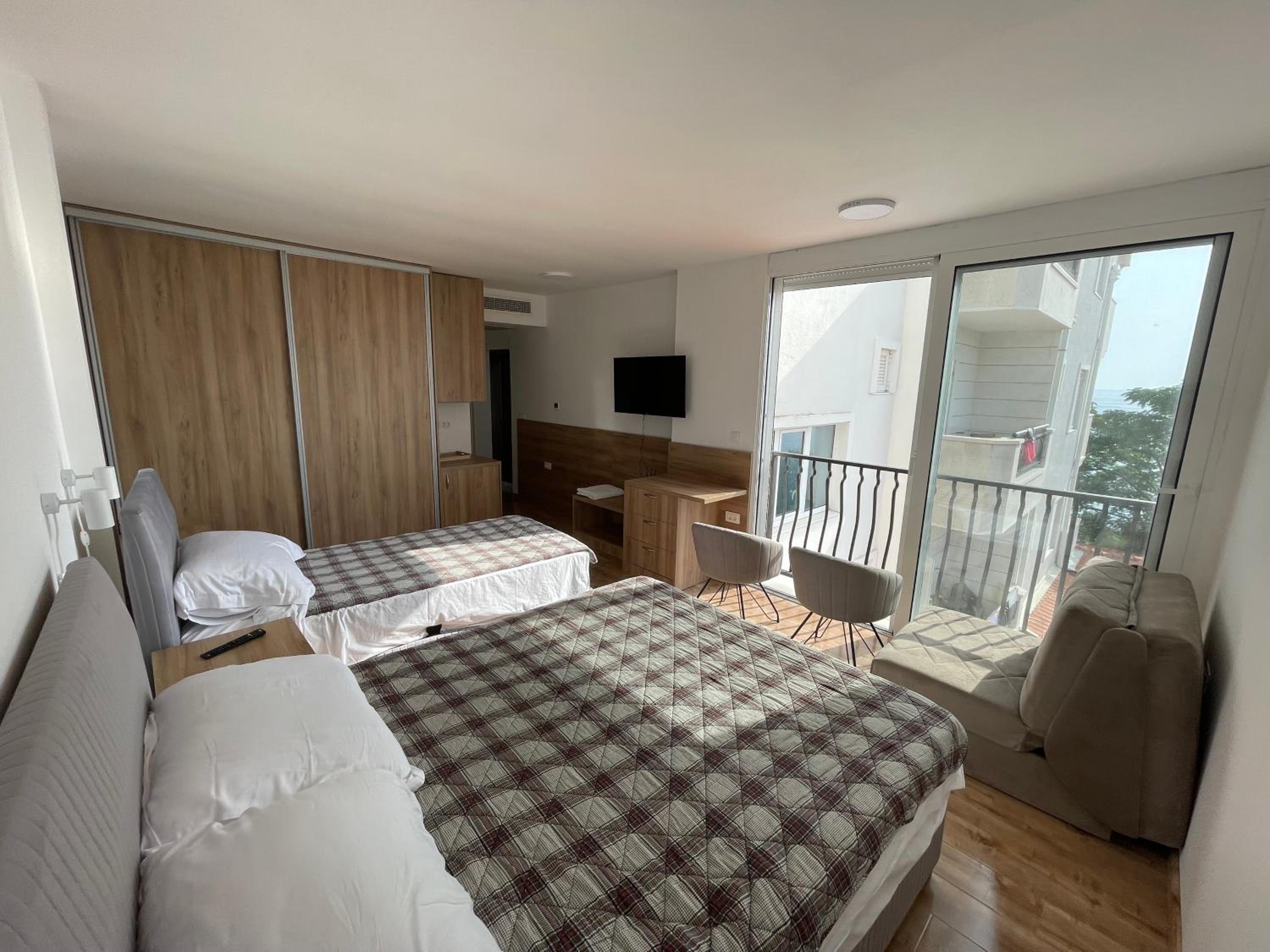 Deluxe Triple Room with Sea View - Photo 2