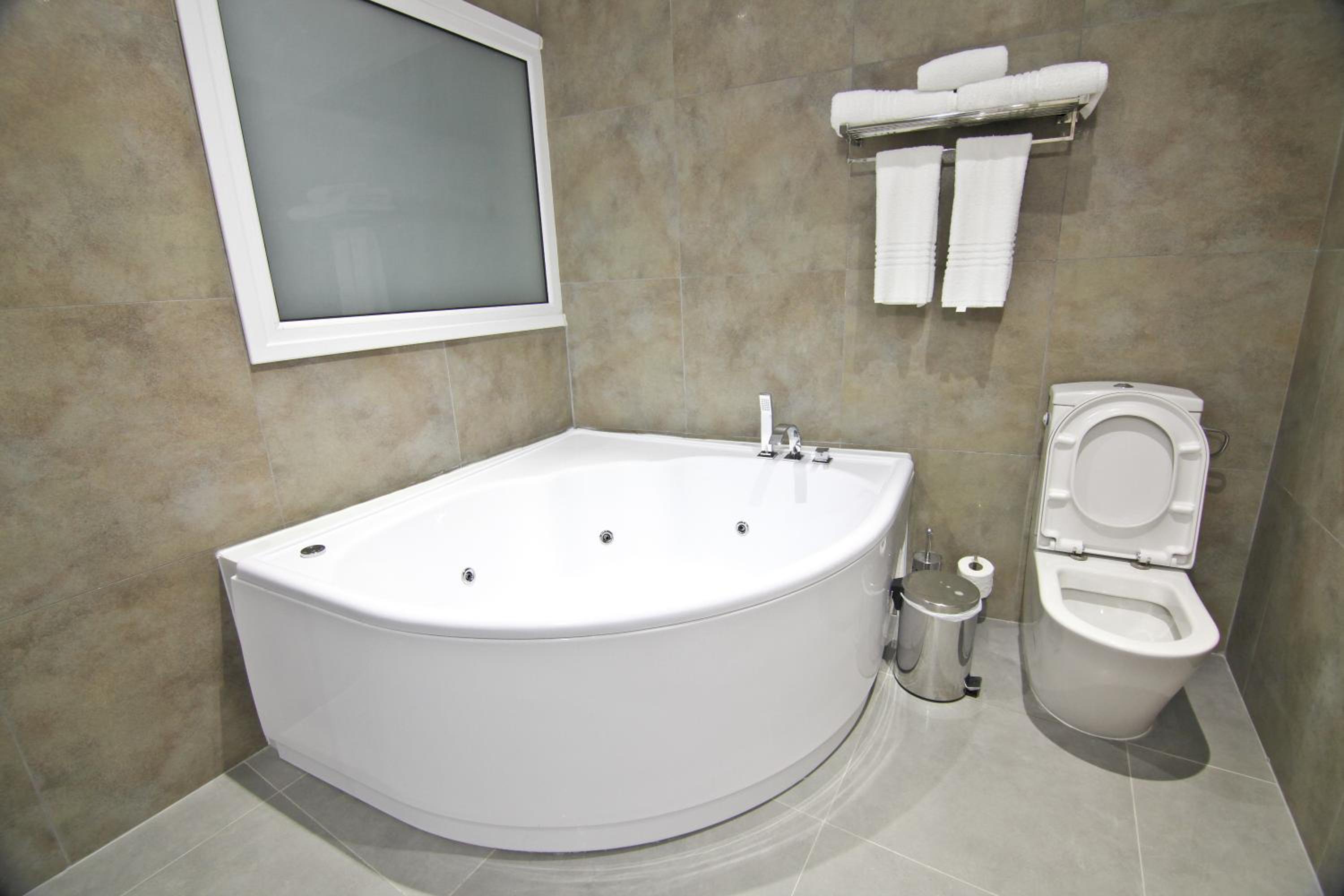 מלון אכילאוס סיטי לרנקה — Deluxe Suite with Hot Tub