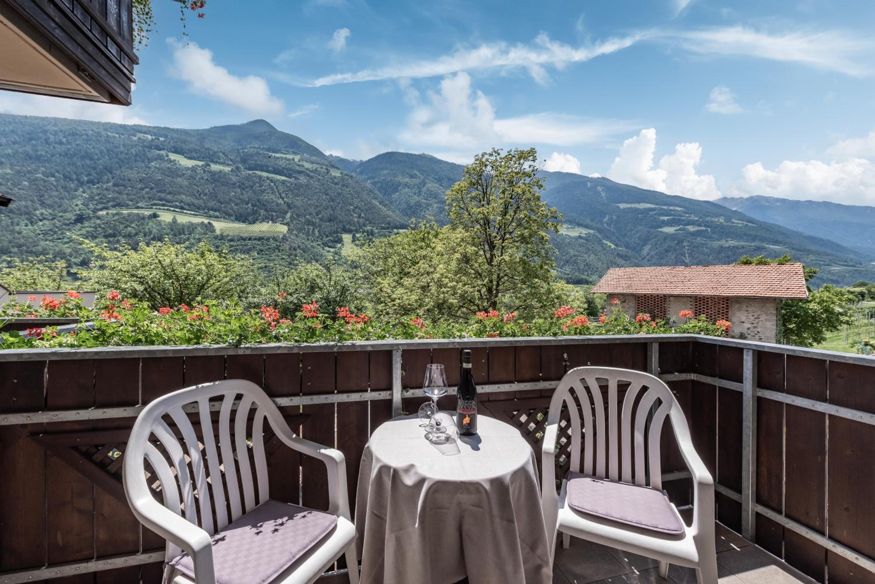 Deluxe Double Room with Balcony - Photo 9