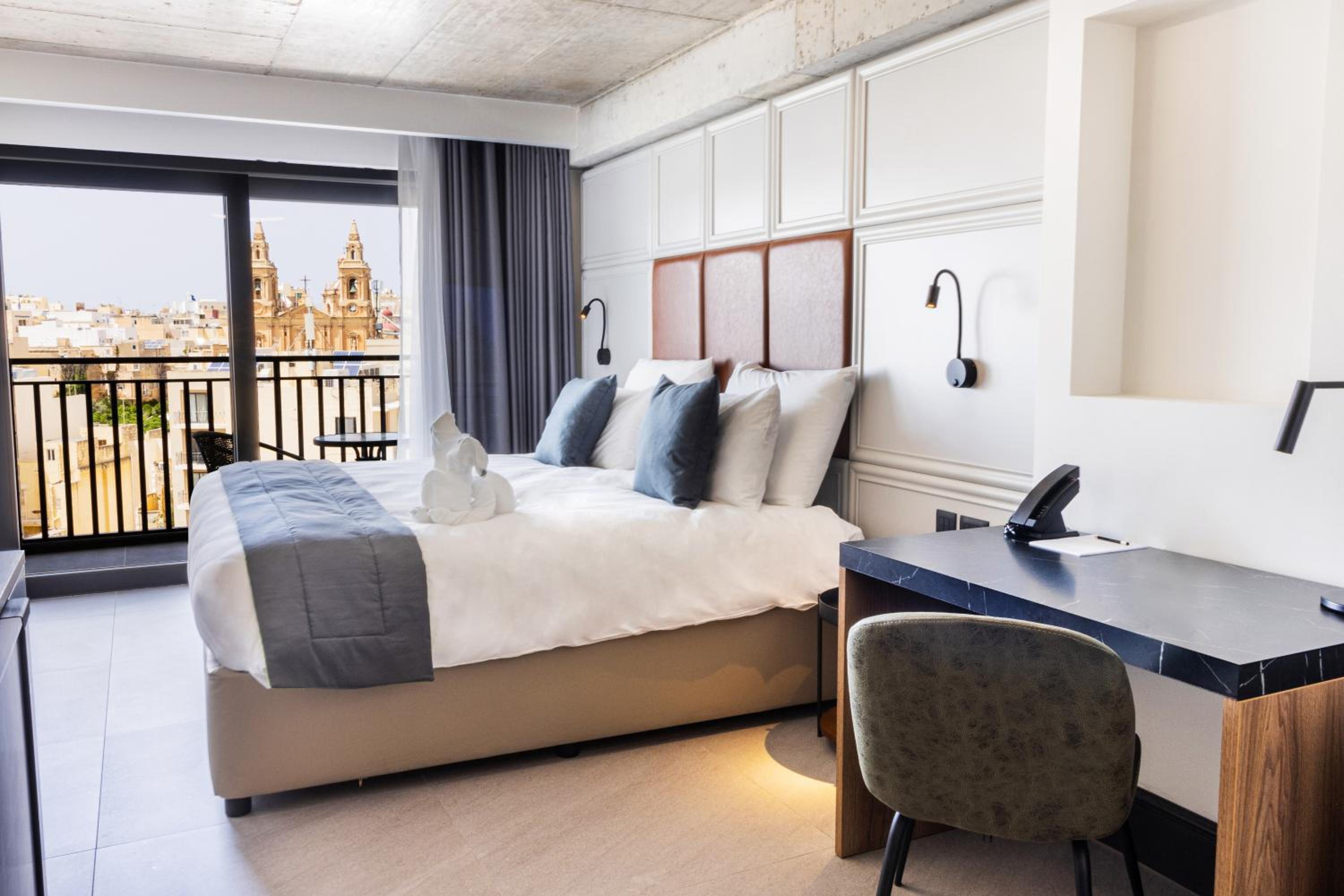 Superior Double Room with City View - Photo 3