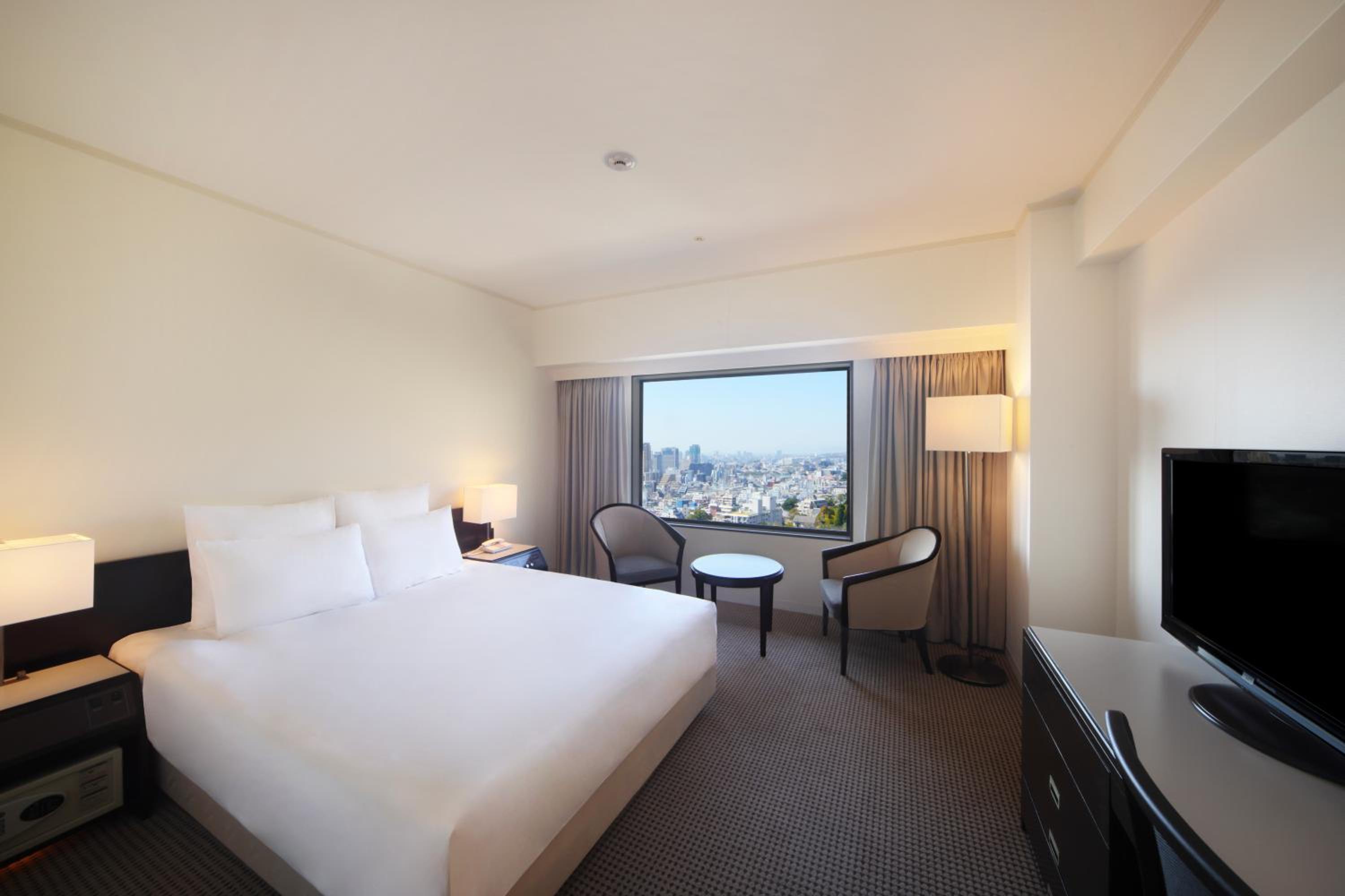 Standard Queen Room with City View - Photo 5