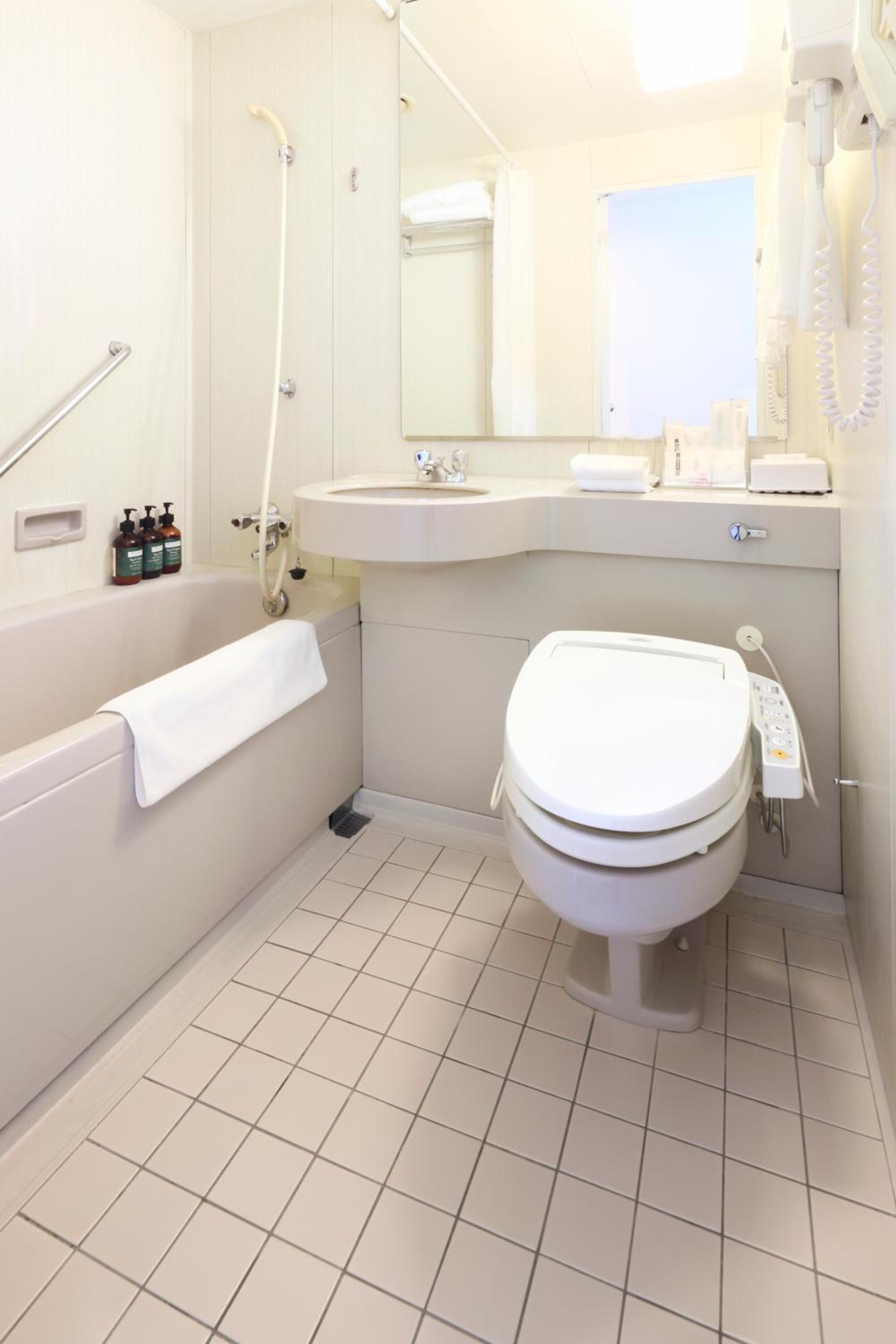 Standard Queen Room with City View - Photo 2