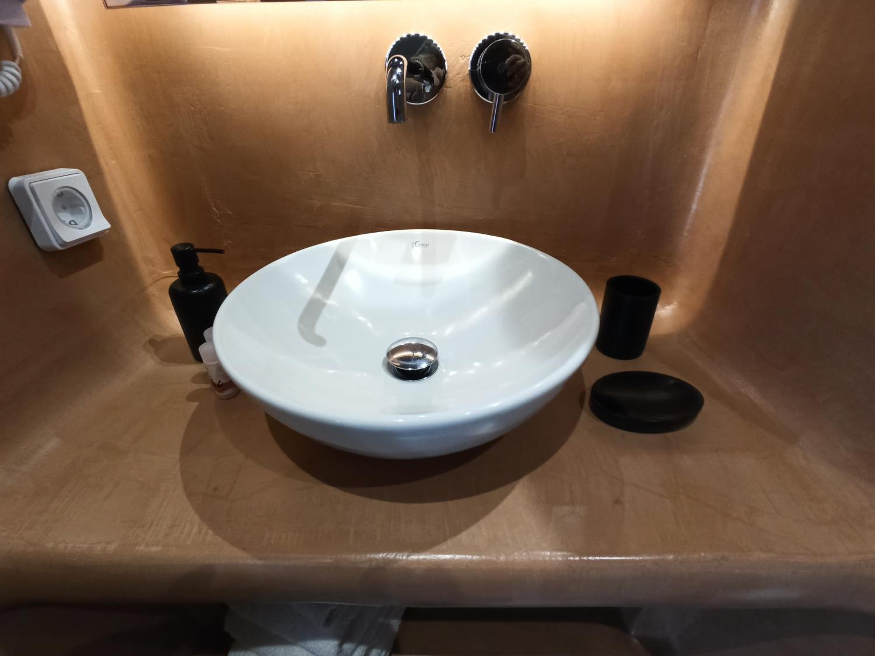 Suite with Hot Tub - Photo 27