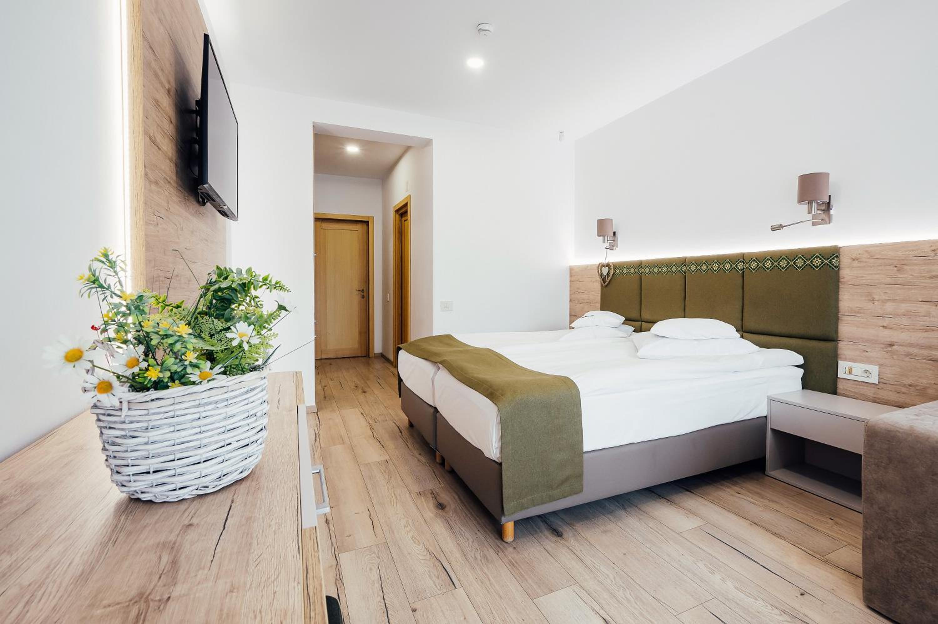 Deluxe Double or Twin Room with Balcony - Photo 21