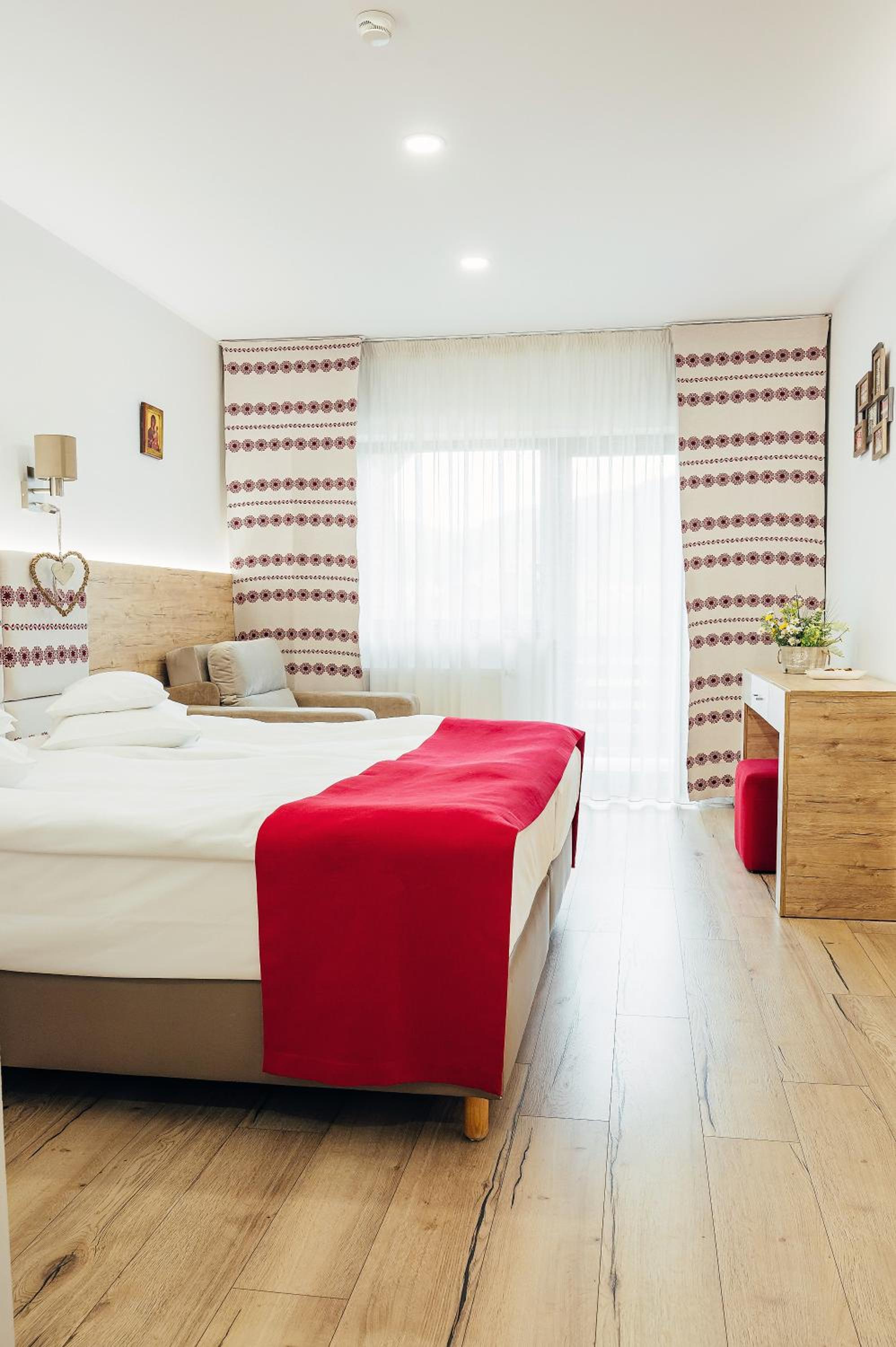 Deluxe Double or Twin Room with Balcony - Photo 4