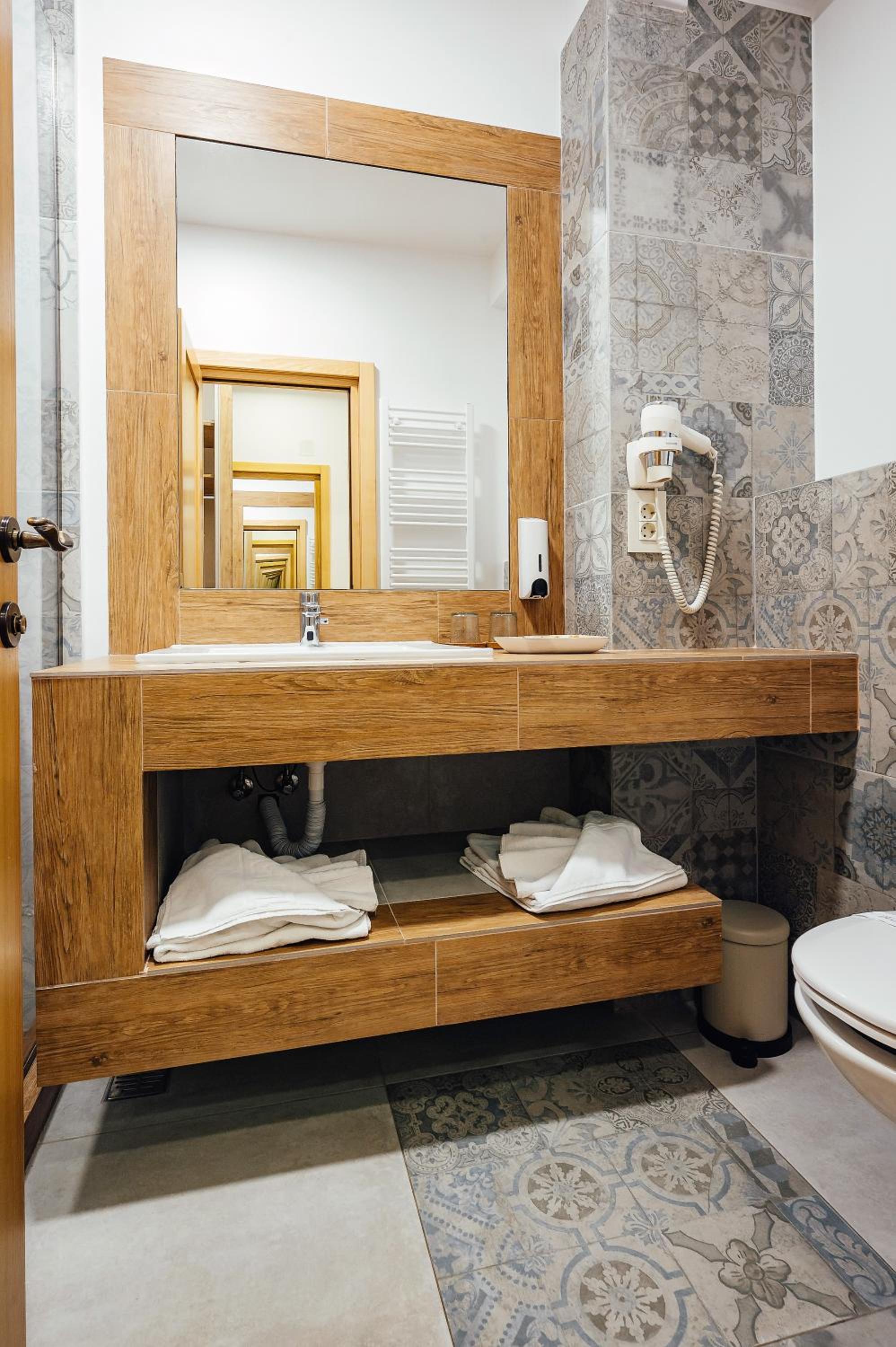 Deluxe Double or Twin Room with Balcony - Photo 12