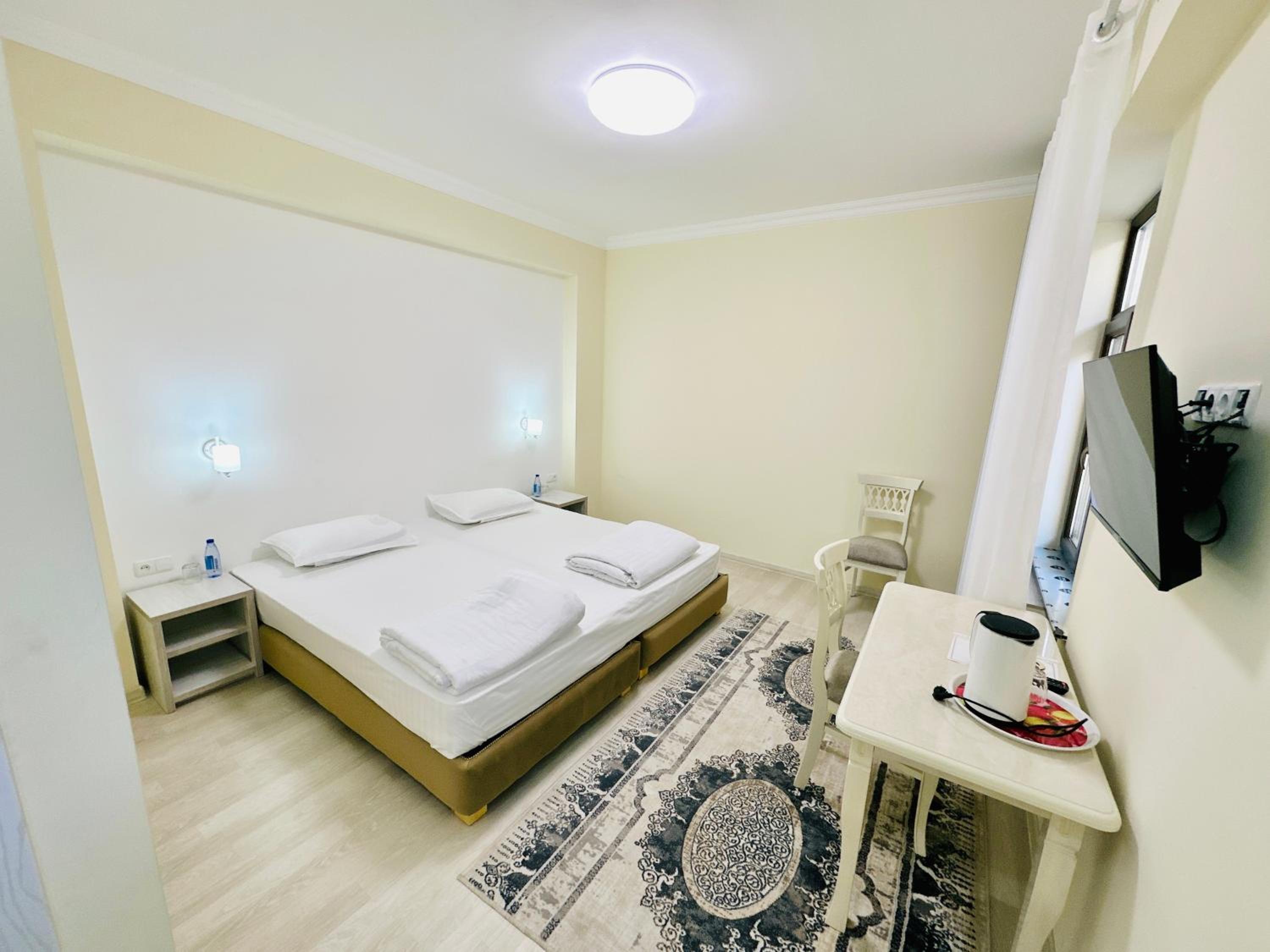 Large Double or Twin Room photo 1