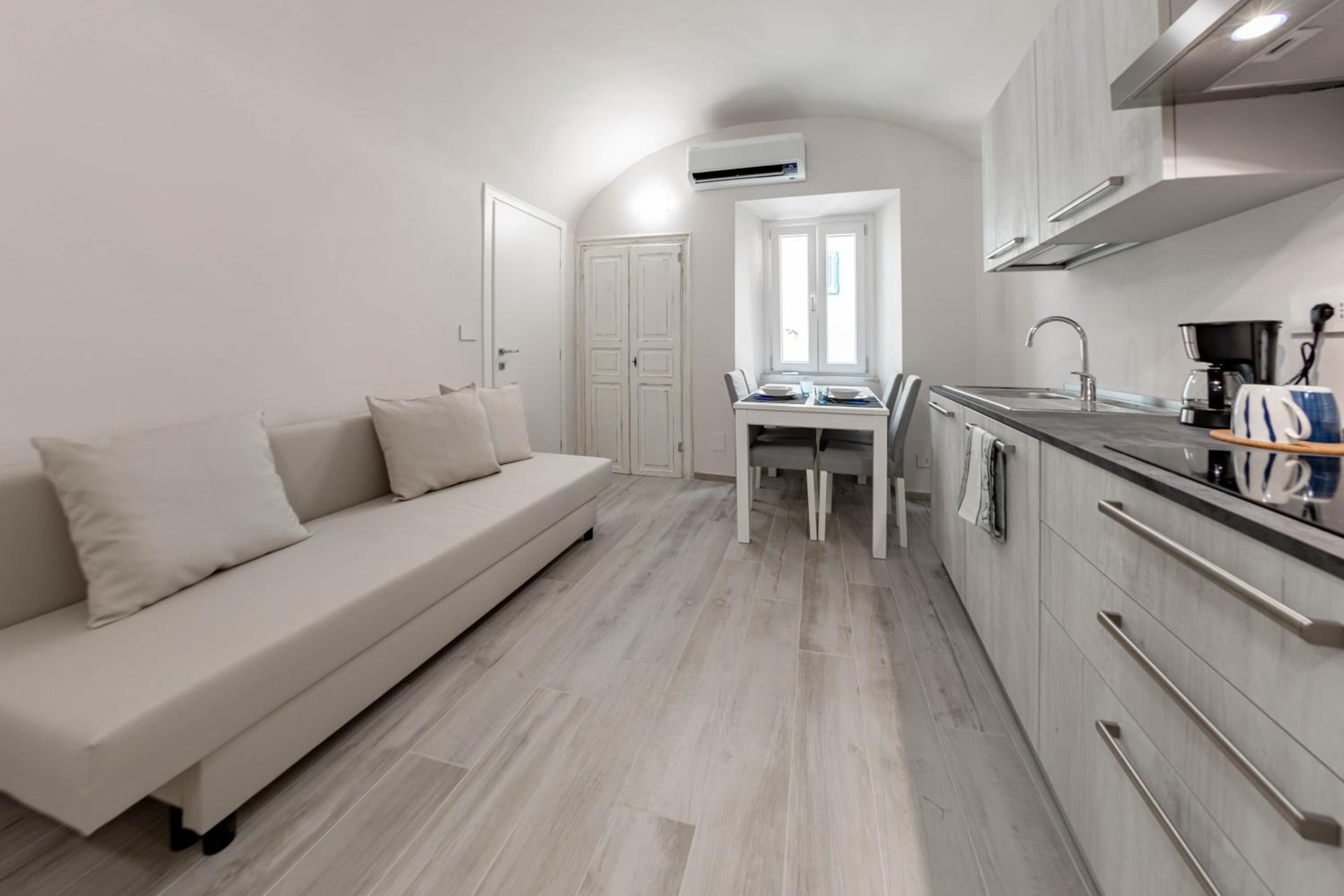One-Bedroom Apartment photo 2