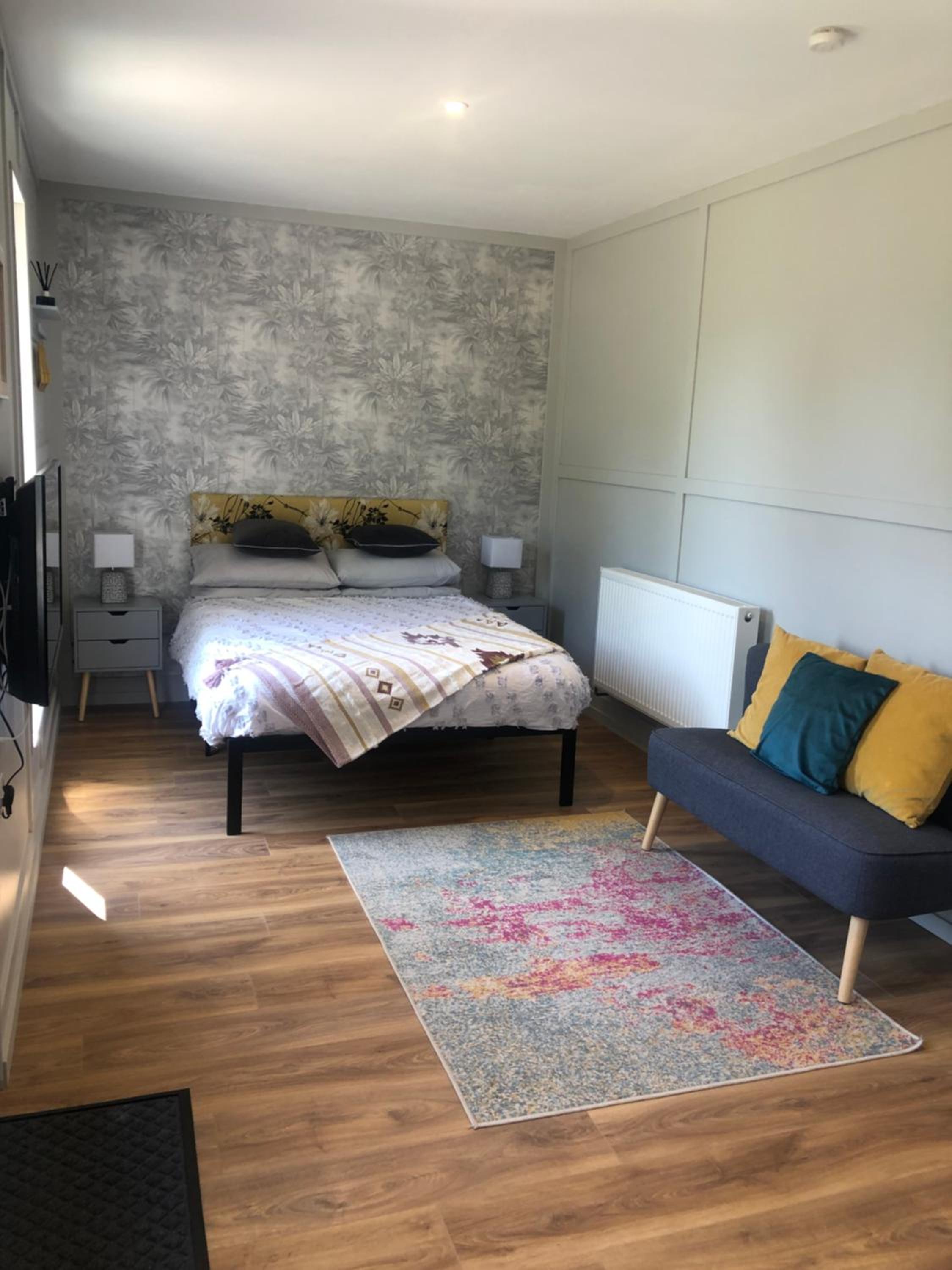 One-Bedroom Apartment photo 1