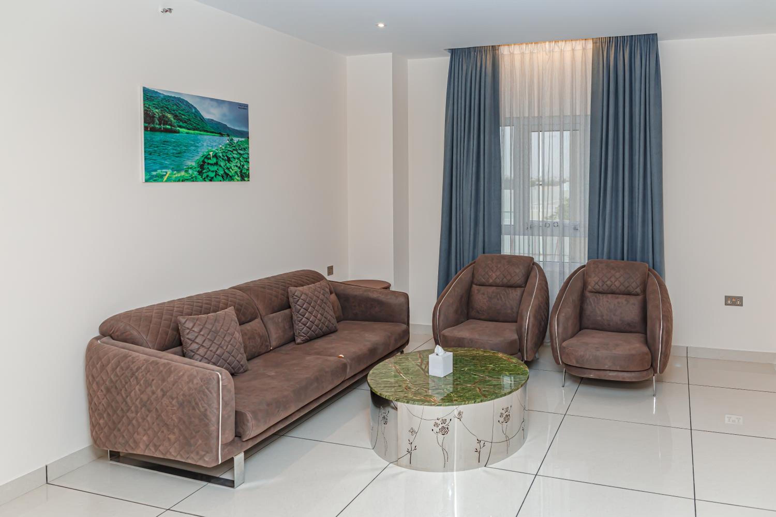 Executive Suite - Photo 18
