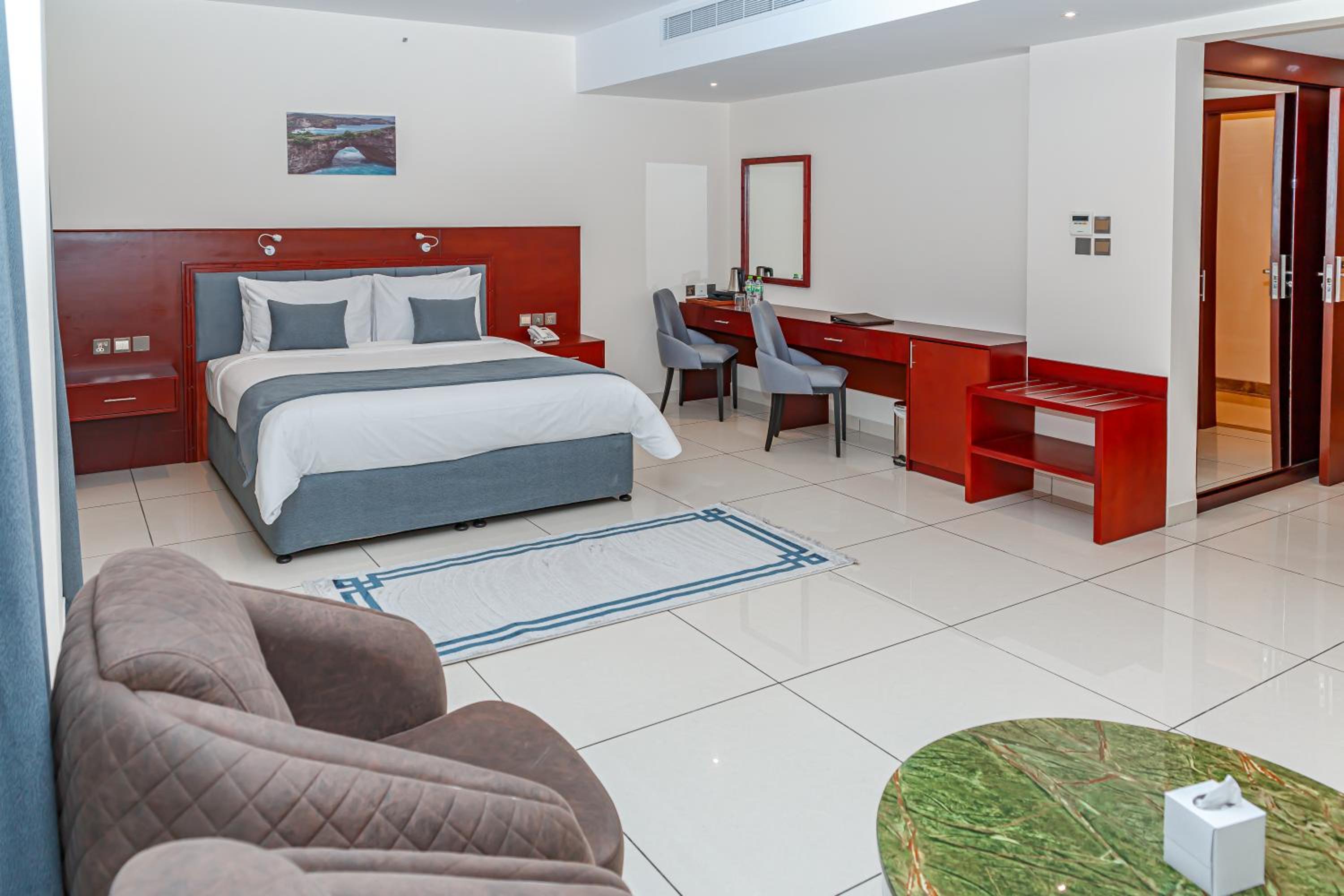 Executive Suite - Photo 2
