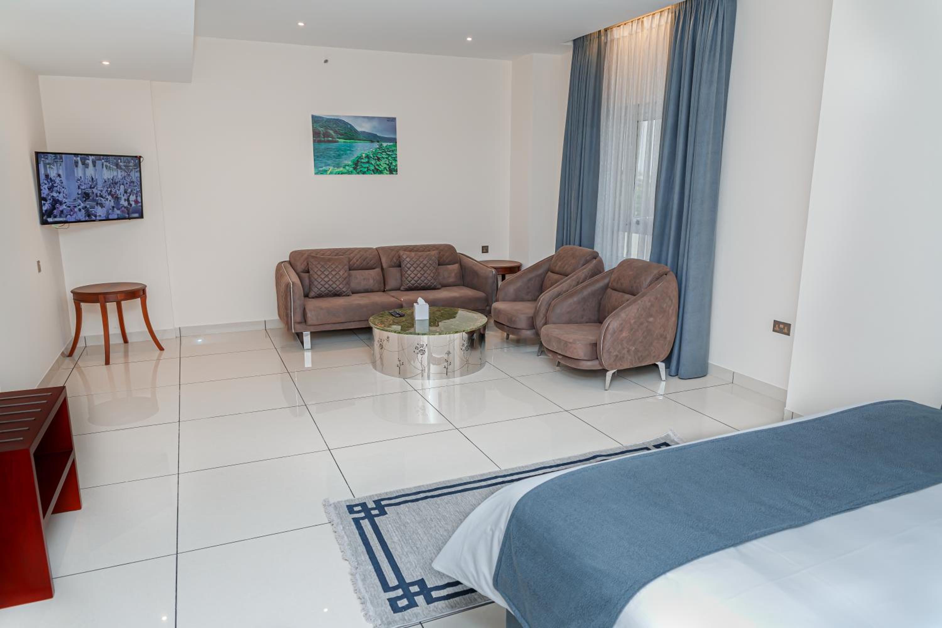 Executive Suite - Photo 3