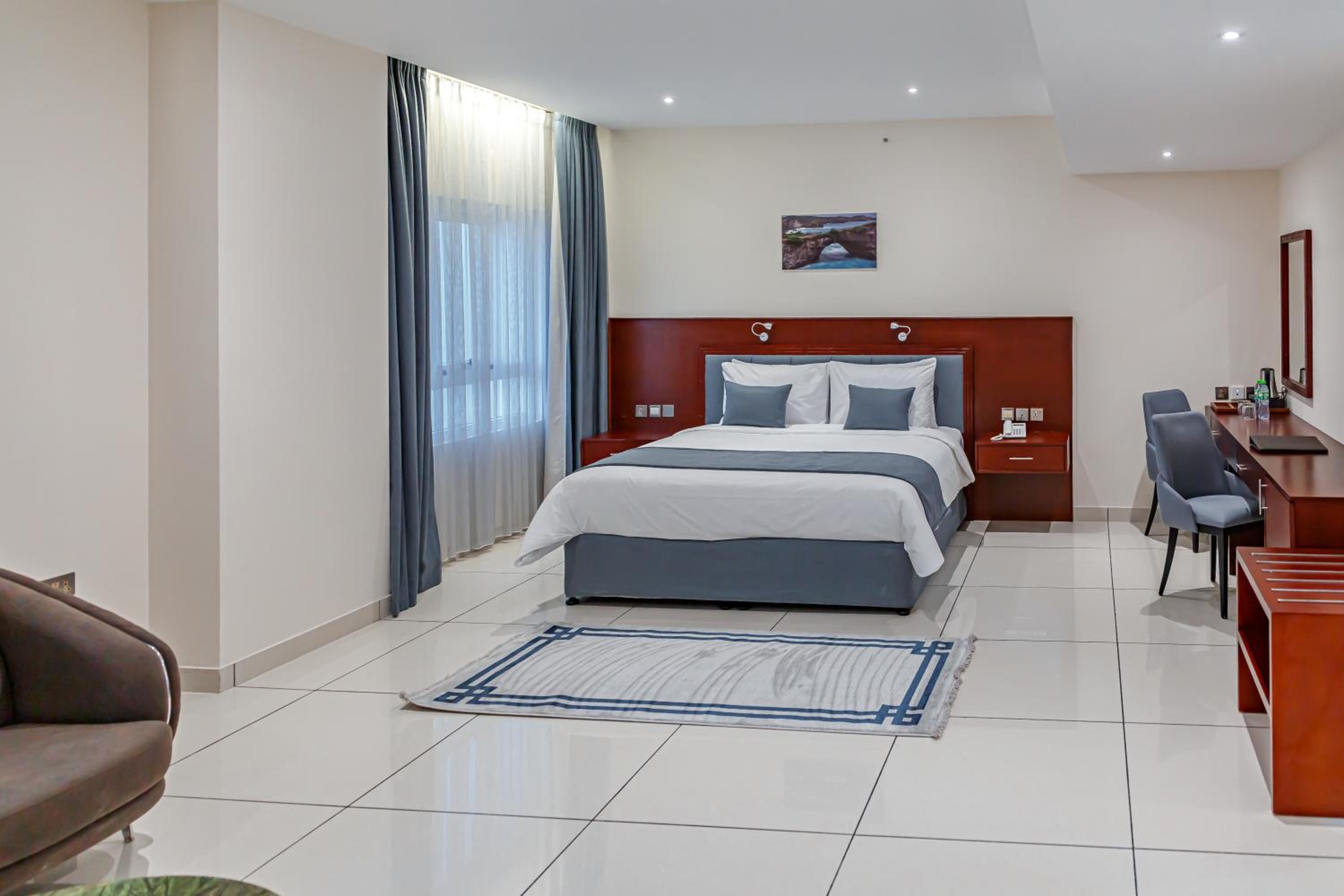 Executive Suite - Photo 4
