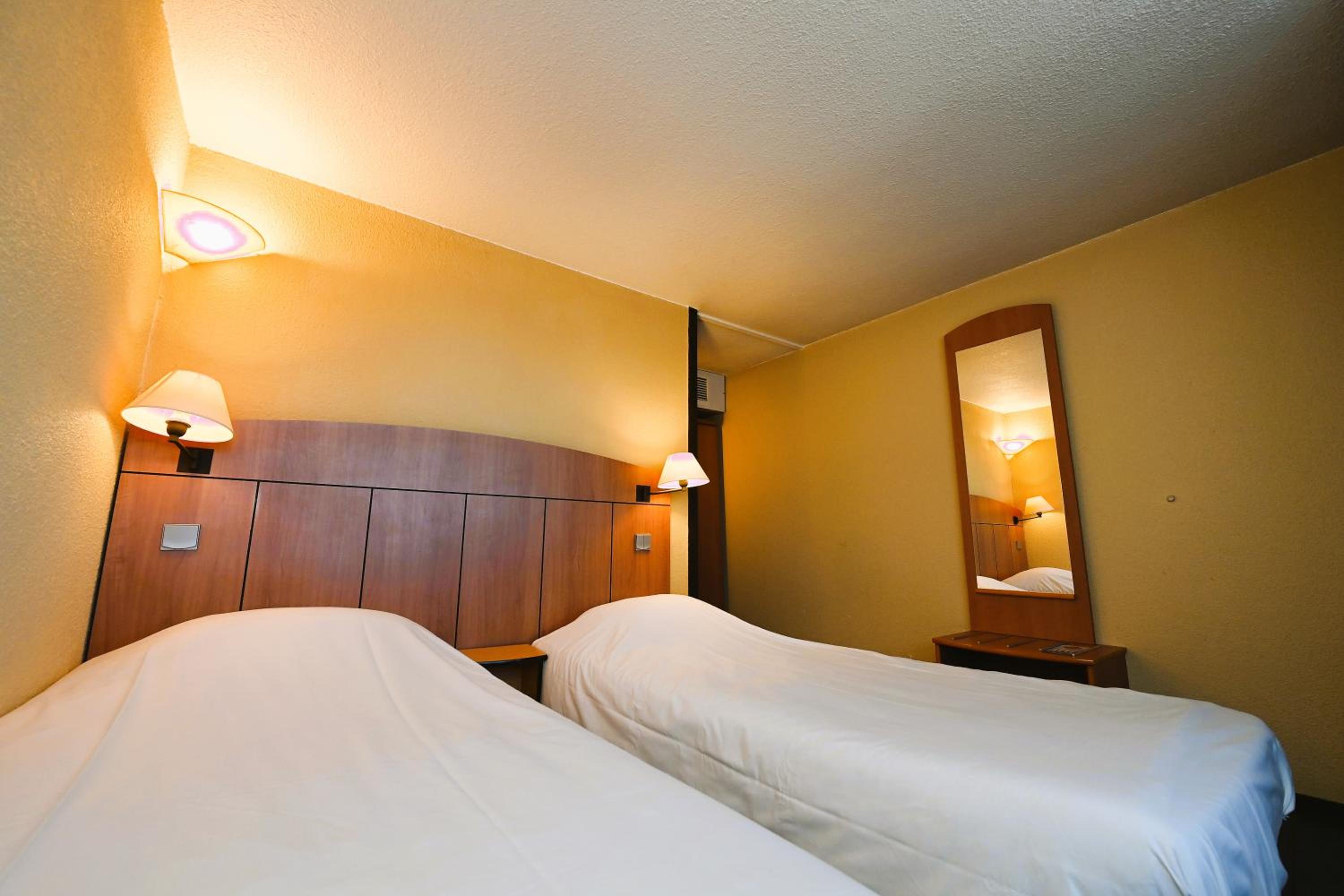 Twin Room - Photo 10