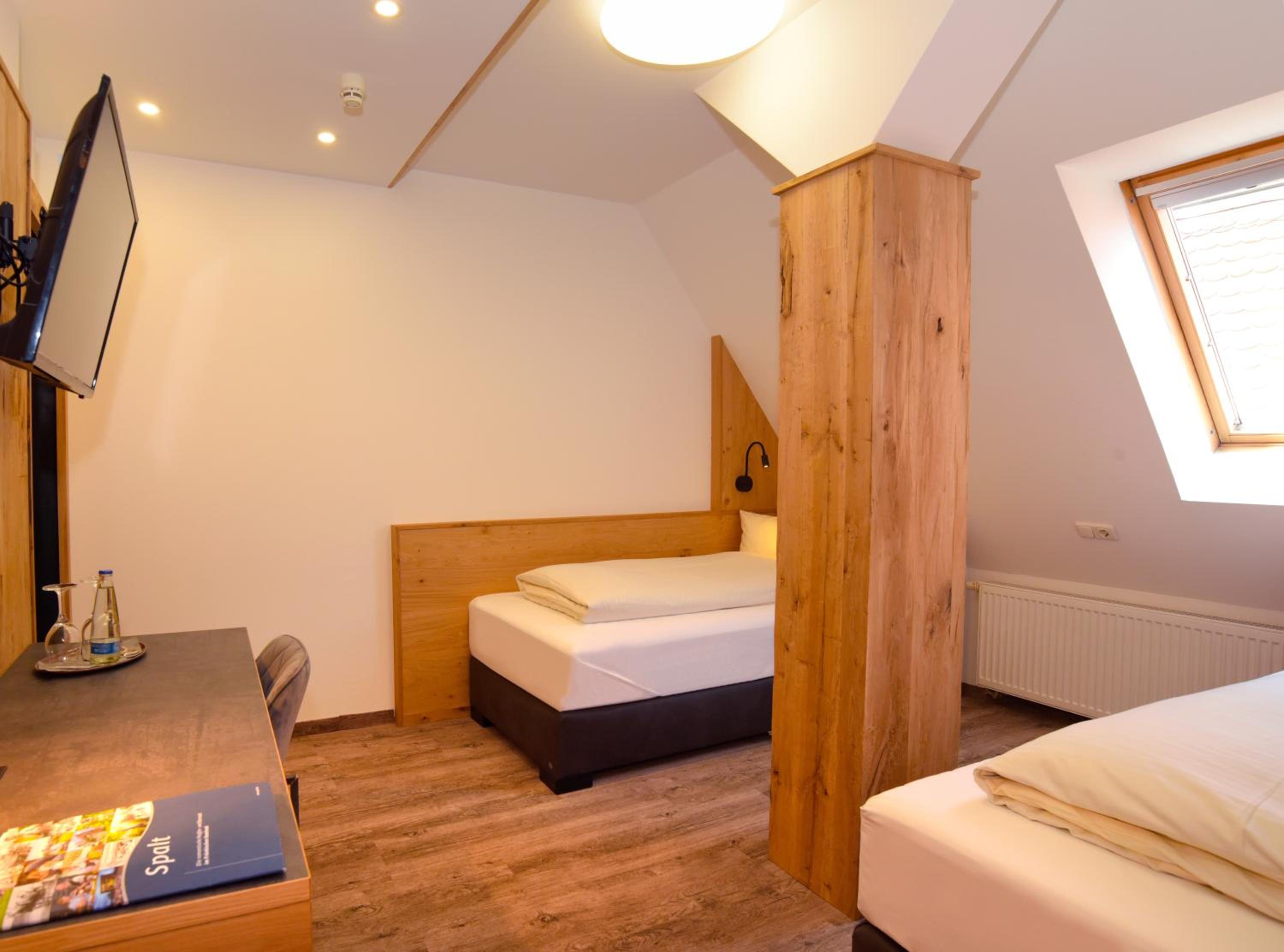 Standard Twin Room - Photo 1