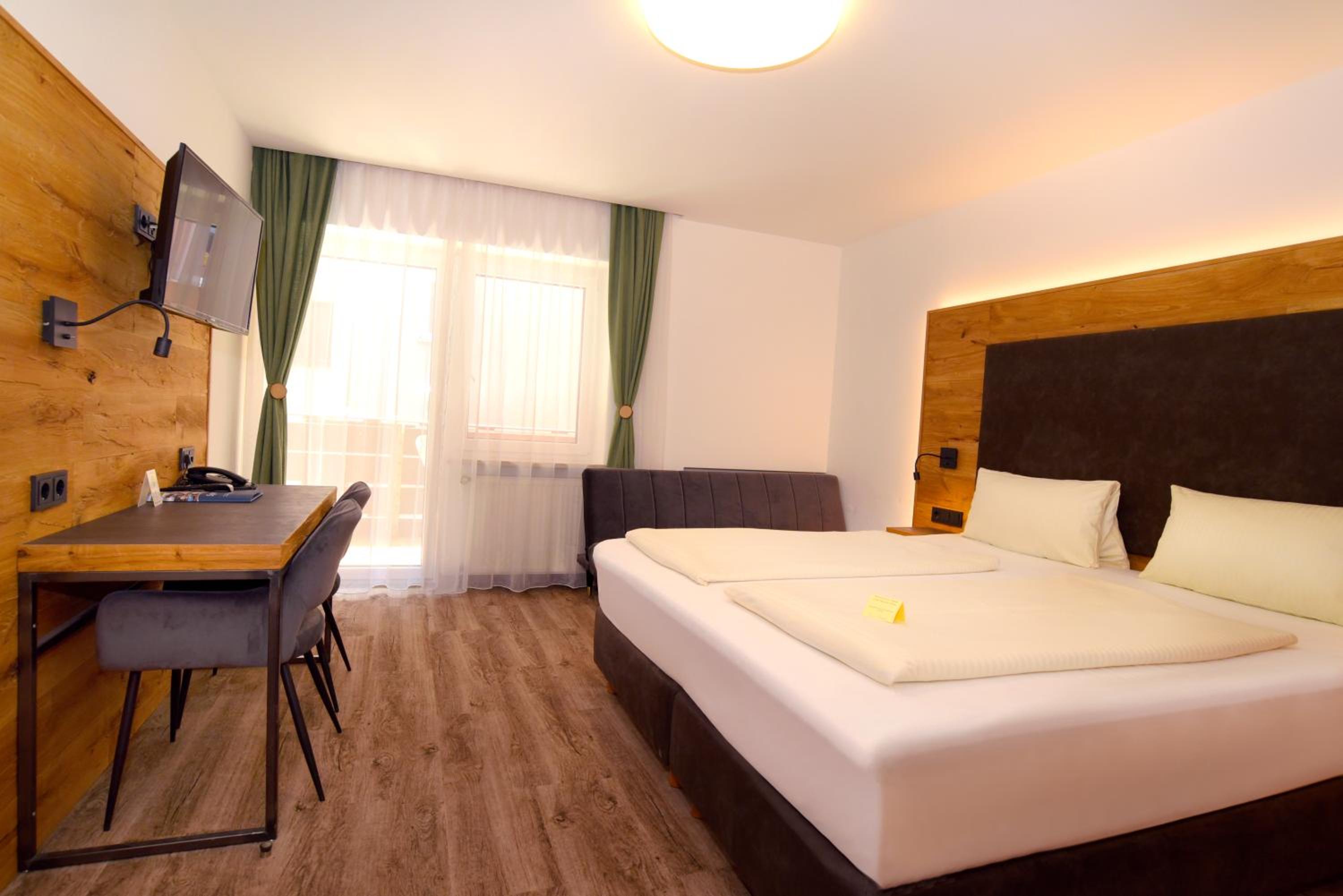 Deluxe Double Room - Photo 10